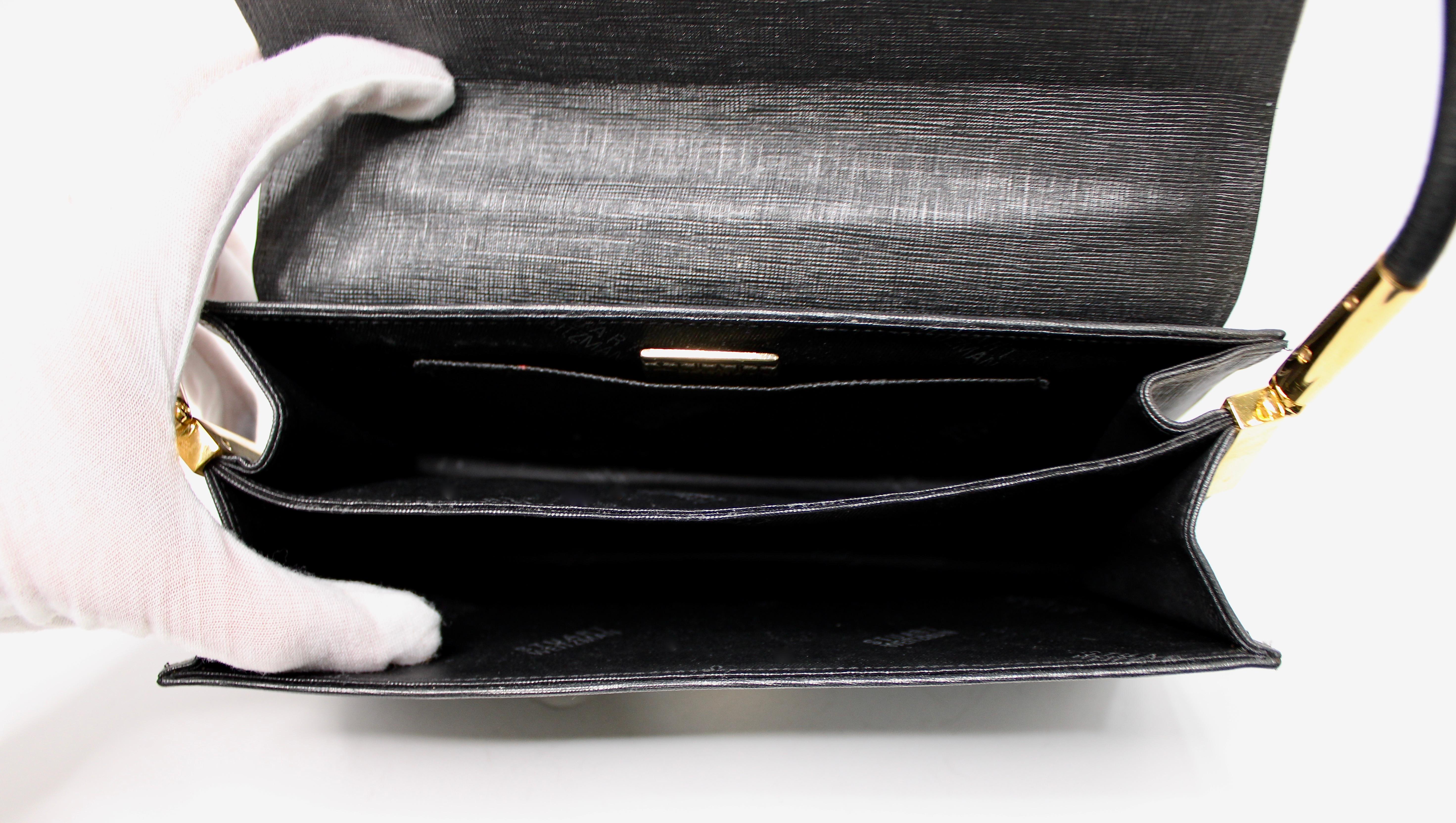 Stuart Weitzman Bolso estructurado con solapa negro circa años 90 en venta 7