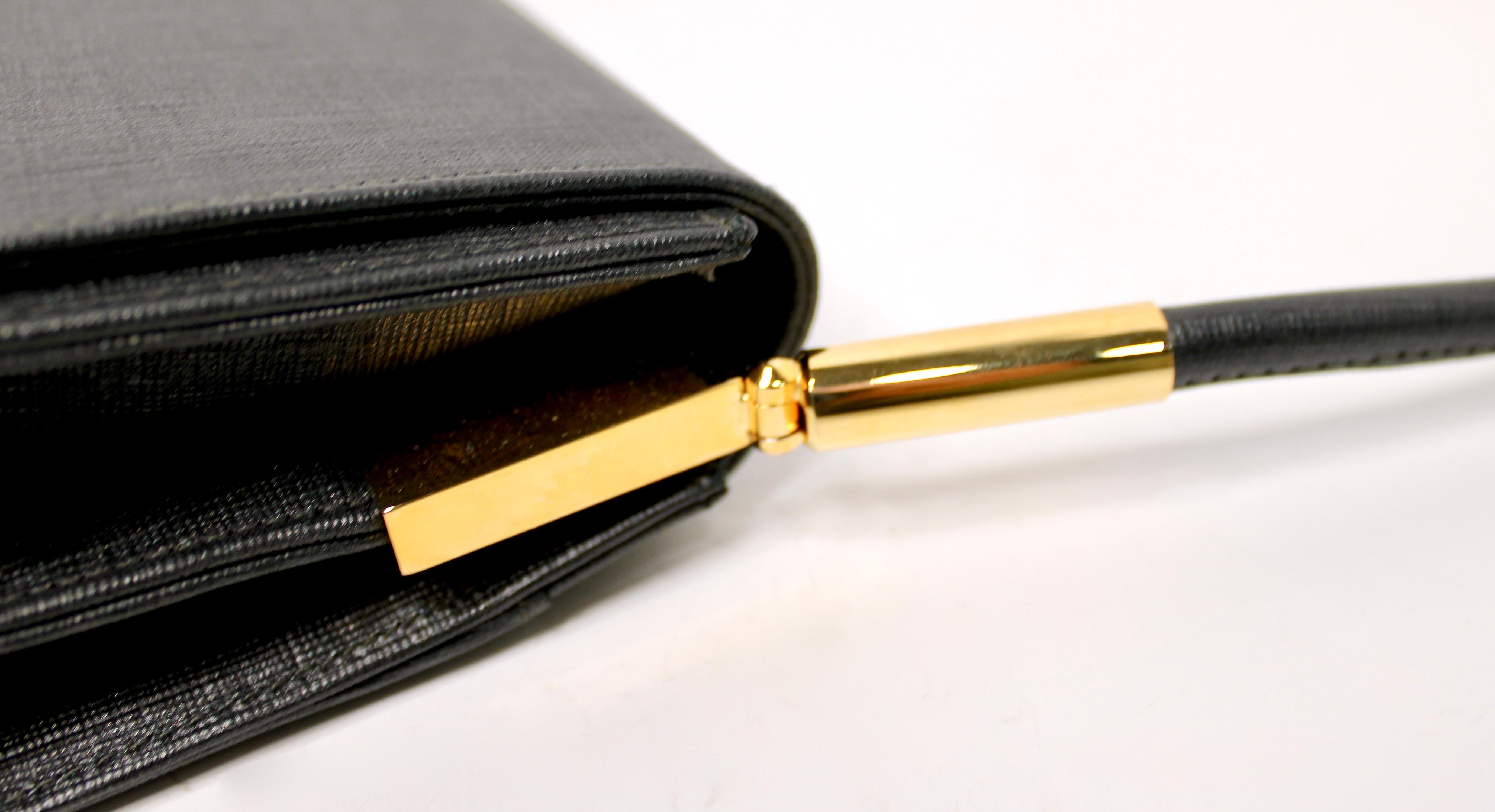 Stuart Weitzman Bolso estructurado con solapa negro circa años 90 en Bueno estado para la venta en Scottsdale, AZ