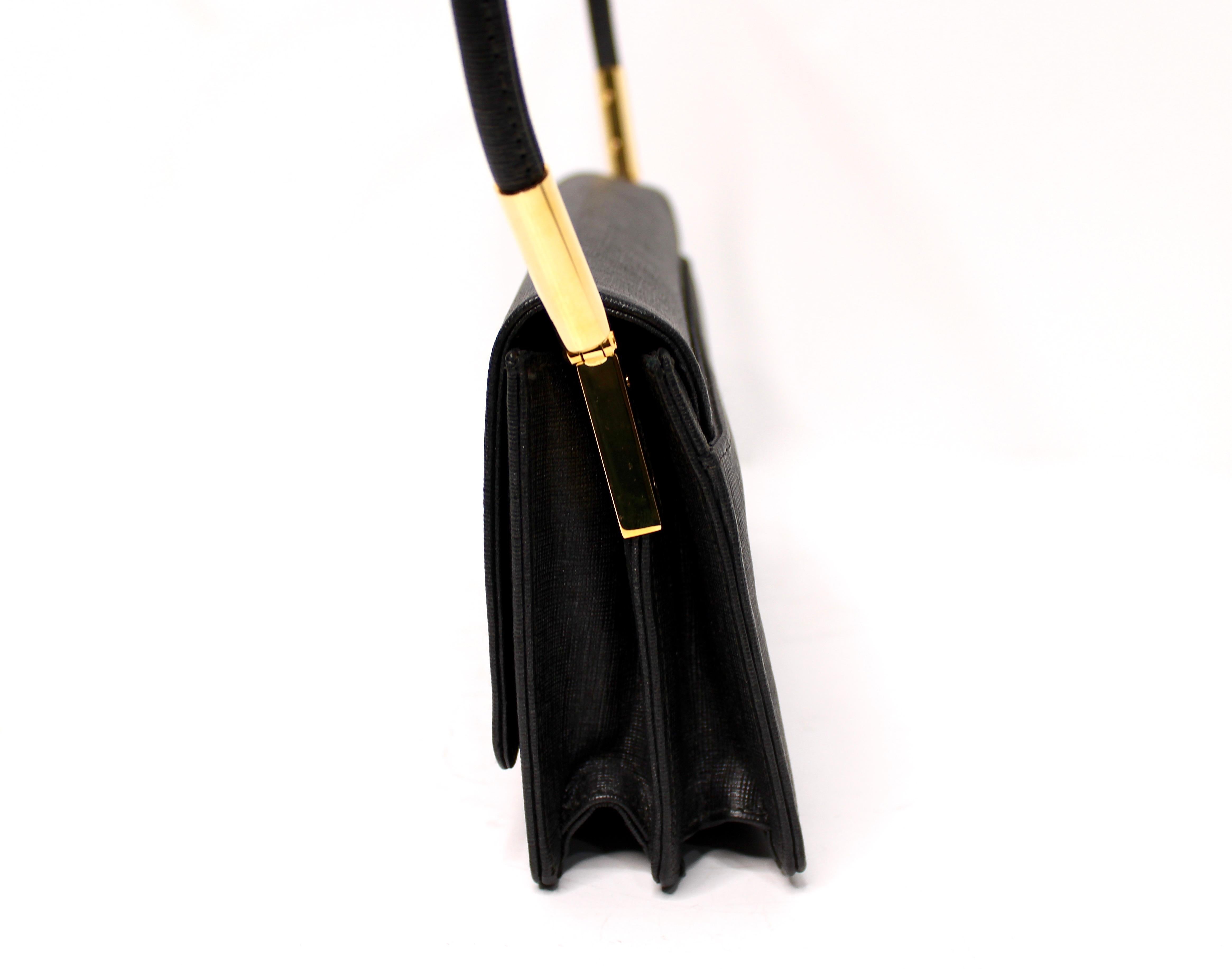 De las mujeres Stuart Weitzman Bolso estructurado con solapa negro circa años 90 en venta