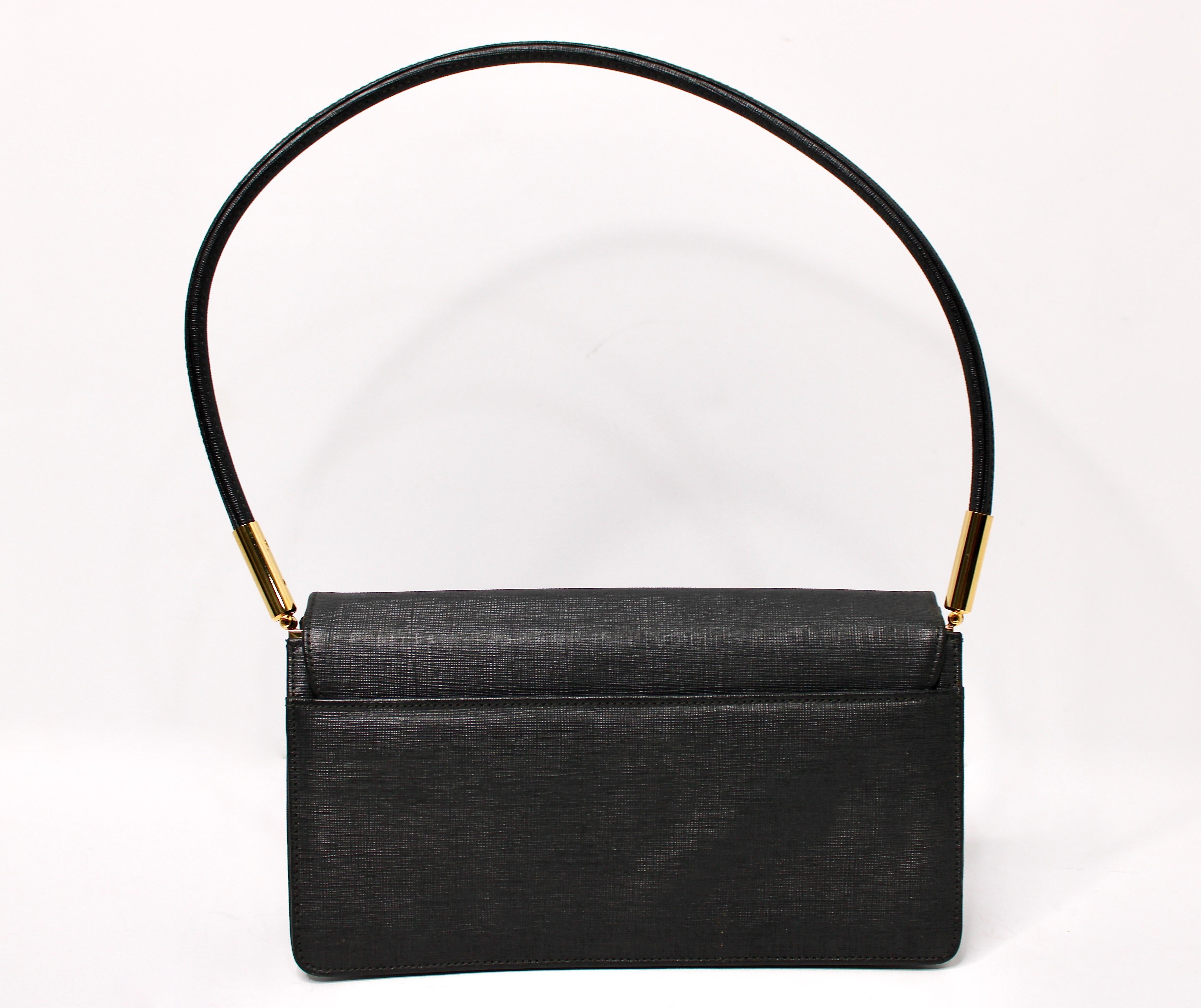 Stuart Weitzman Bolso estructurado con solapa negro circa años 90 en venta 1