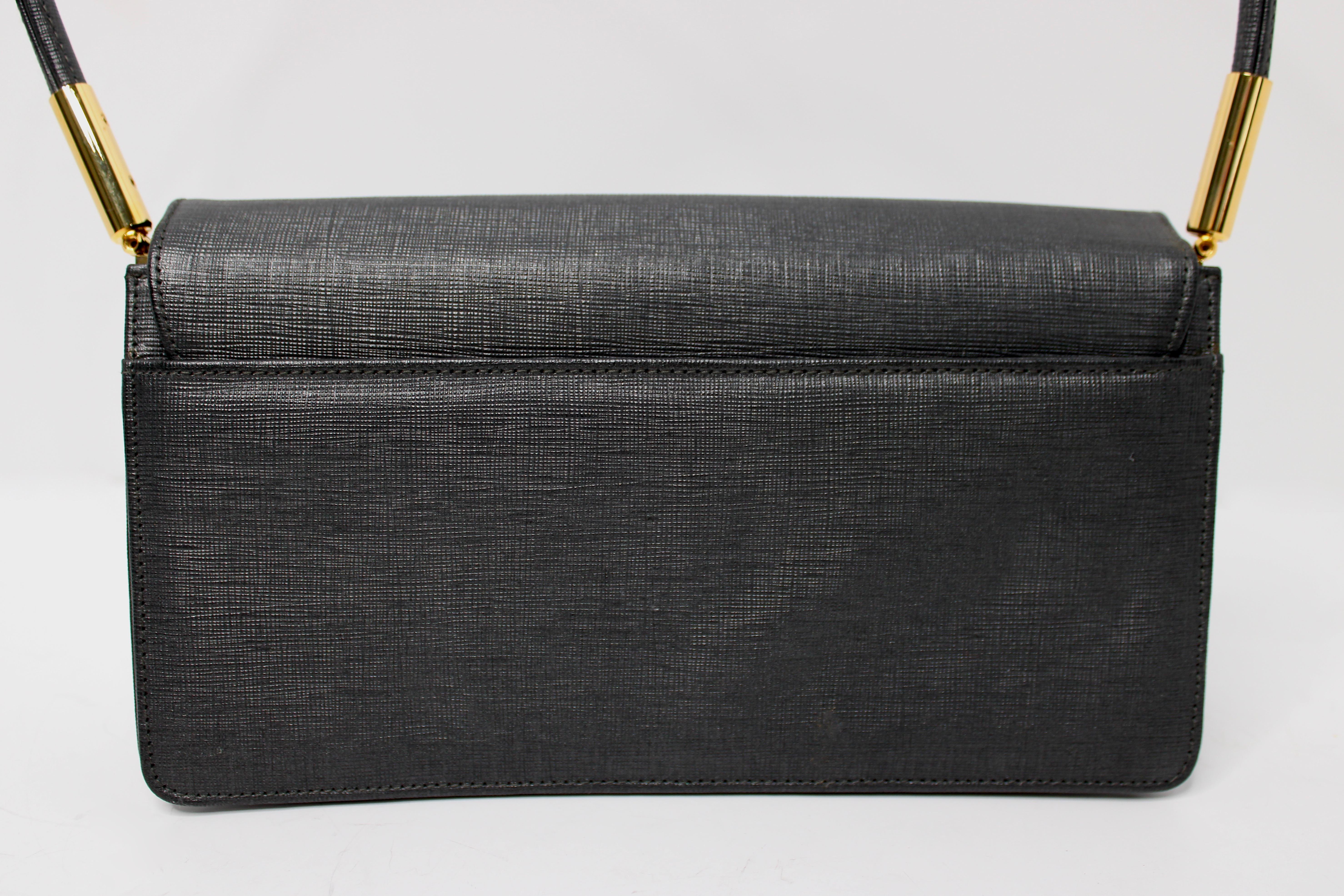 Stuart Weitzman Bolso estructurado con solapa negro circa años 90 en venta 2