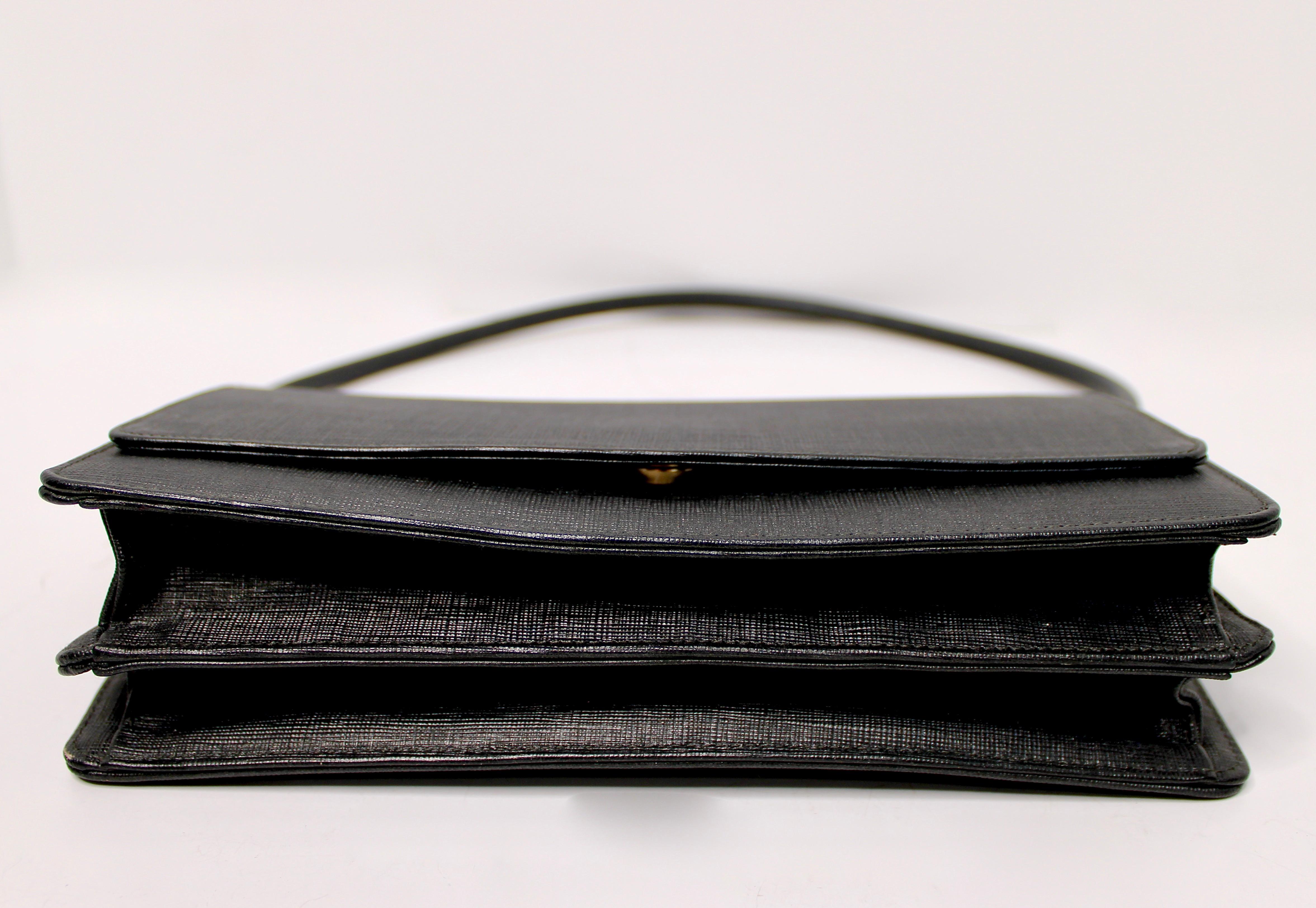 Stuart Weitzman Bolso estructurado con solapa negro circa años 90 en venta 4