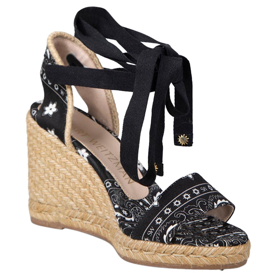 Stuart Weitzman Sandalias de cuña florales negras talla UK 3