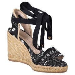 Stuart Weitzman Sandalias de cuña florales negras talla UK 3
