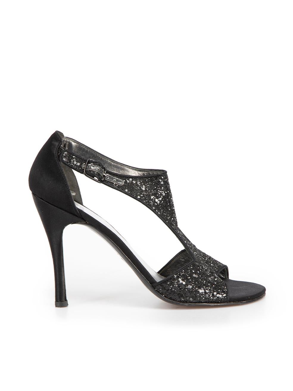 L'ÉTAT est très bon. L'usure minimale des chaussures est évidente. Usure minimale au talon de la chaussure gauche et éraflures au satin sur cet article de revente de designer Stuart Weitzman. 
 

 

 

 Détails
 

 

 Noir
 

 Paillettes
 

