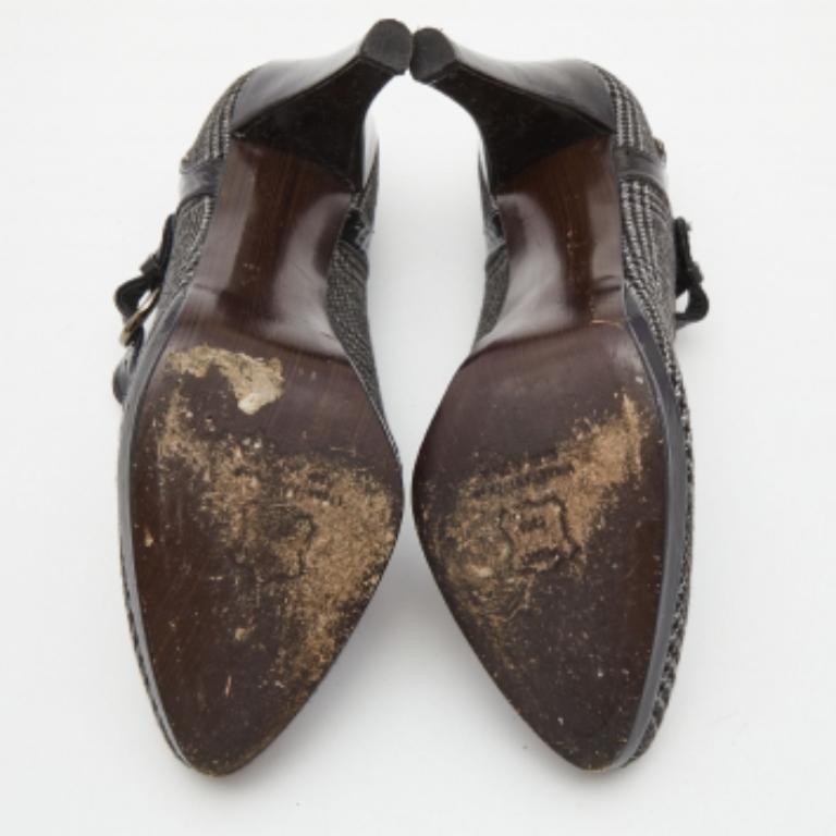La tradition d'excellence de la maison de couture, associée à une sensibilité au design moderne, fait de ces escarpins Stuart Weitzman un choix fabuleux. Ils vous aideront à obtenir un look chic en toute simplicité.