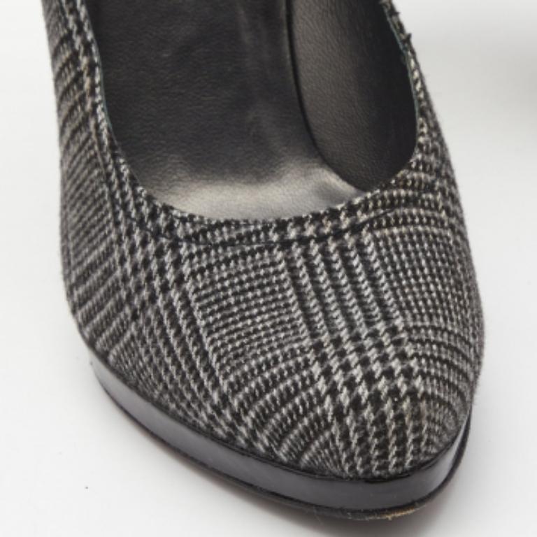 Stuart Weitzman - Escarpins Marianne en cuir verni et laine écossaise noir/gris - Taille 38 Bon état - En vente à Dubai, Al Qouz 2