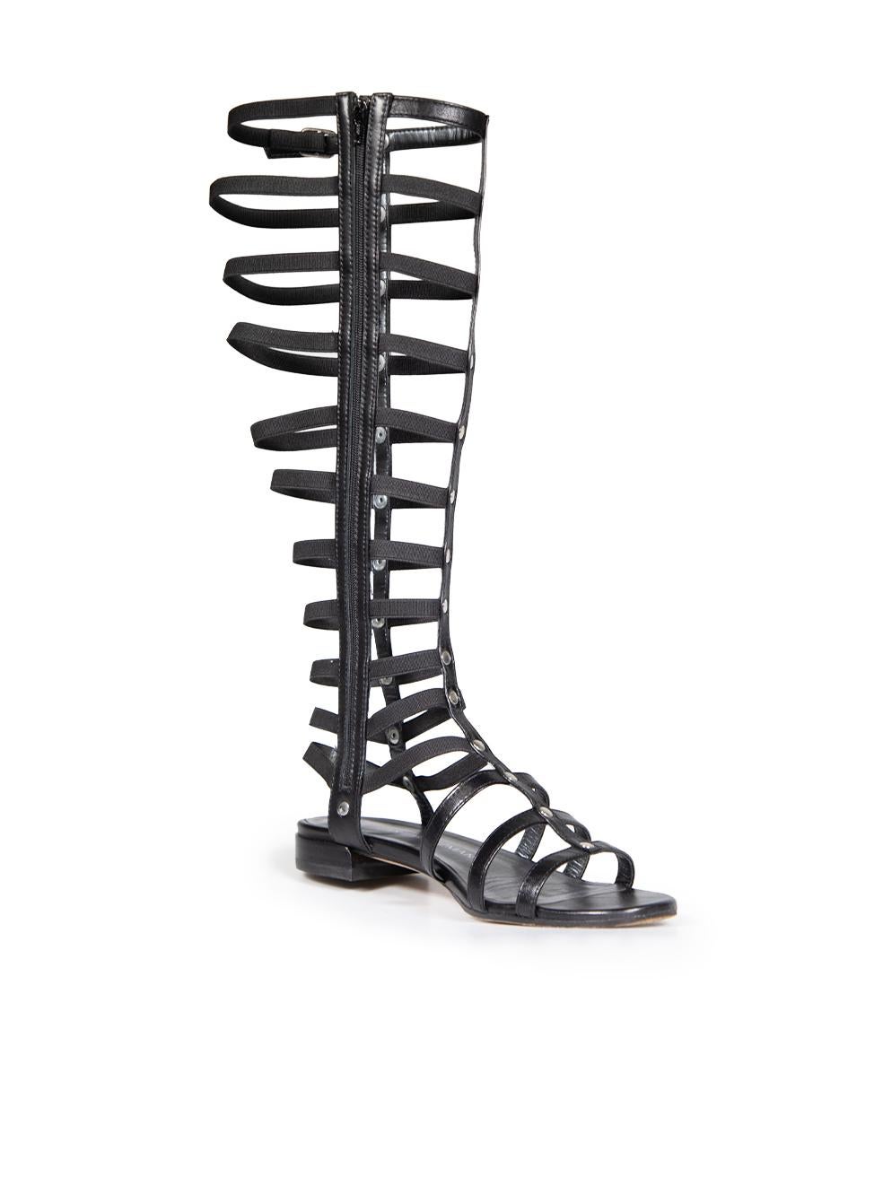 CONDIZIONE: molto buona. L'usura minima dei sandali è evidente. Usura minima sulla scarpa destra vicino alla cerniera e sulla scarpa sinistra sul tallone di questo articolo usato di Stuart Weitzman. L'articolo viene fornito con la scatola