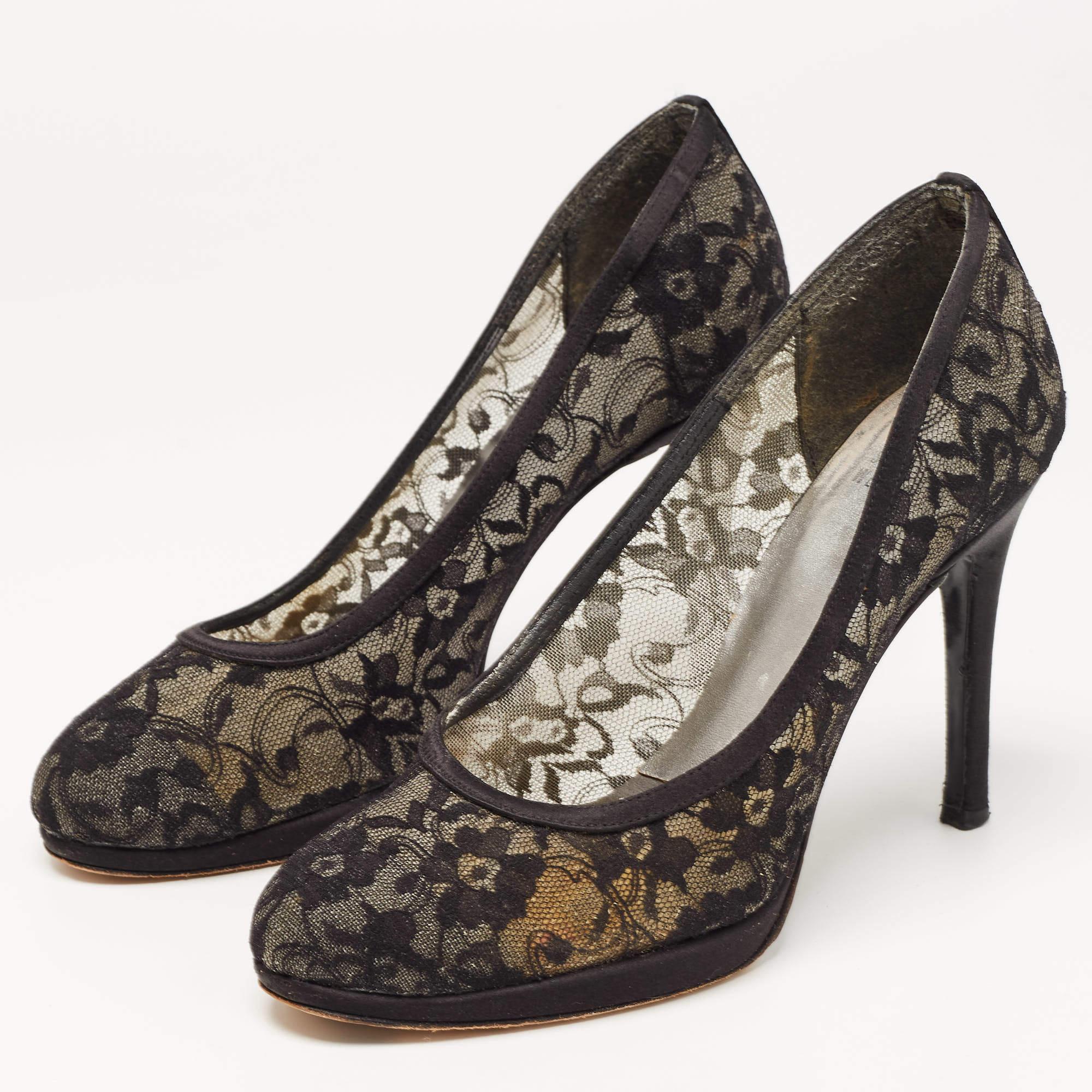 Unos arcos curvilíneos, un atractivo femenino y una estructura bien construida definen este conjunto de zapatos de salón de diseño. Con cómodas plantillas y elegantes tacones, combínalos con tus conjuntos favoritos.