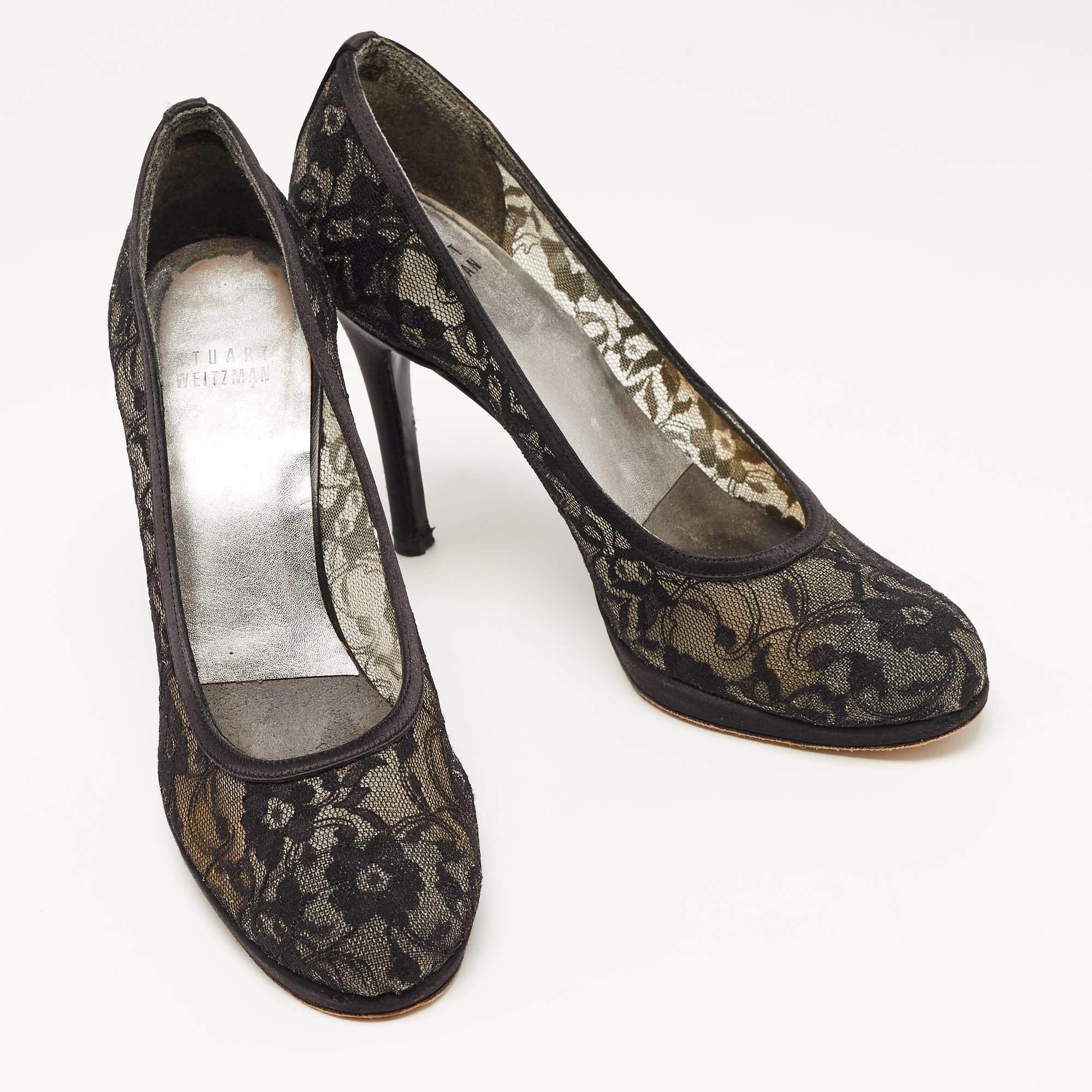 Stuart Weitzman Bombas de plataforma con puntera redonda de encaje negro Talla 38.5 en Bastante bueno estado para la venta en Dubai, Al Qouz 2