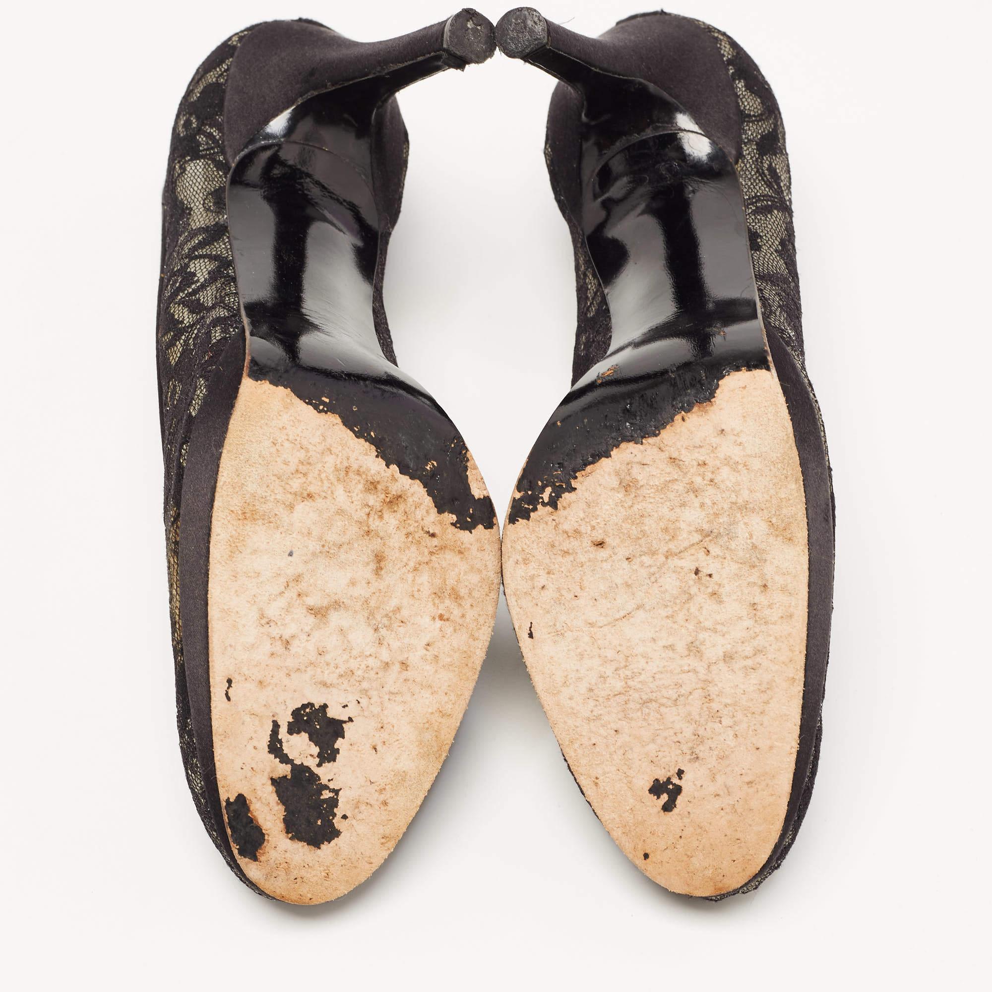 Stuart Weitzman Bombas de plataforma con puntera redonda de encaje negro Talla 38.5 en venta 1