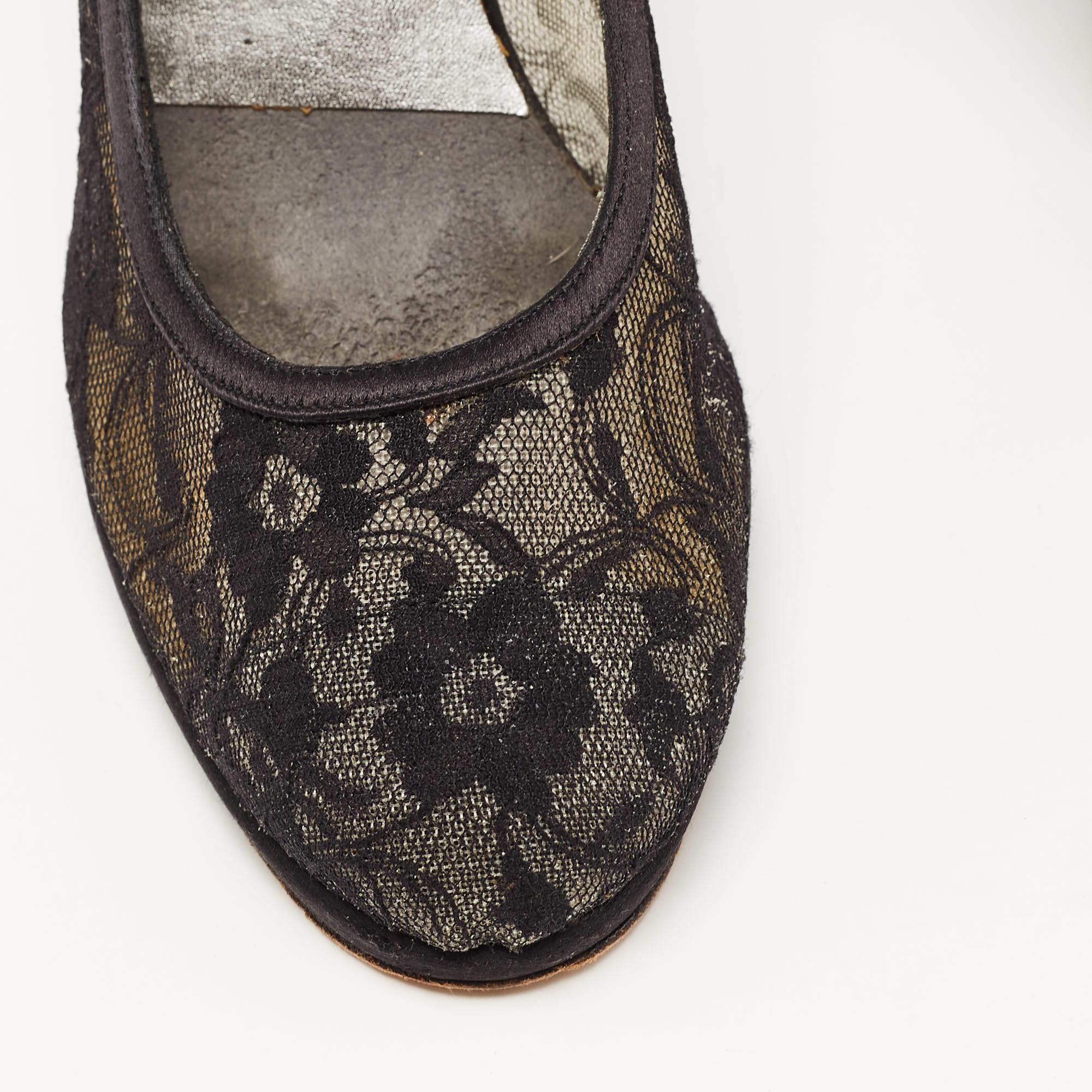 Stuart Weitzman Bombas de plataforma con puntera redonda de encaje negro Talla 38.5 en venta 3