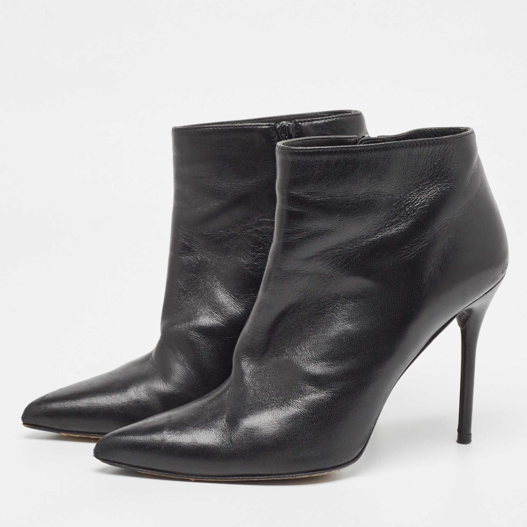Ces bottines de Stuart Weitzman sont conçues pour être un choix apprécié. Merveilleusement travaillées et équilibrées sur des talons de 11 cm, les chaussures soulèveront vos pieds dans une silhouette éblouissante.