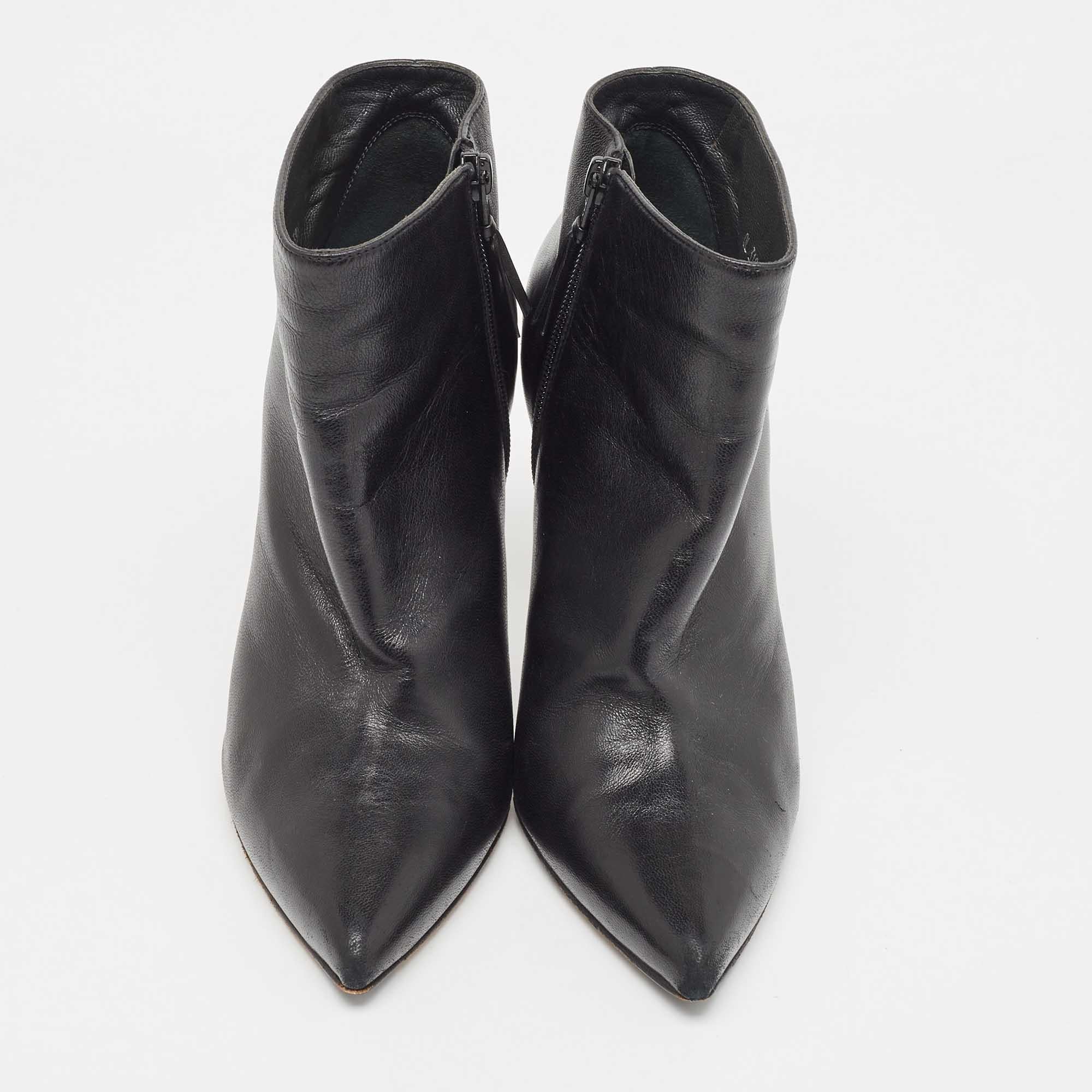 Noir Stuart Weitzman - Bottines à bout pointu en cuir noir Taille 39,5 en vente