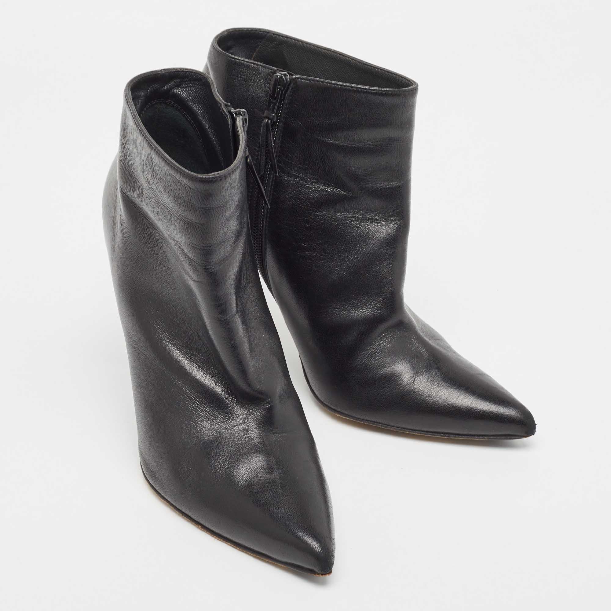 Stuart Weitzman - Bottines à bout pointu en cuir noir Taille 39,5 Bon état - En vente à Dubai, Al Qouz 2