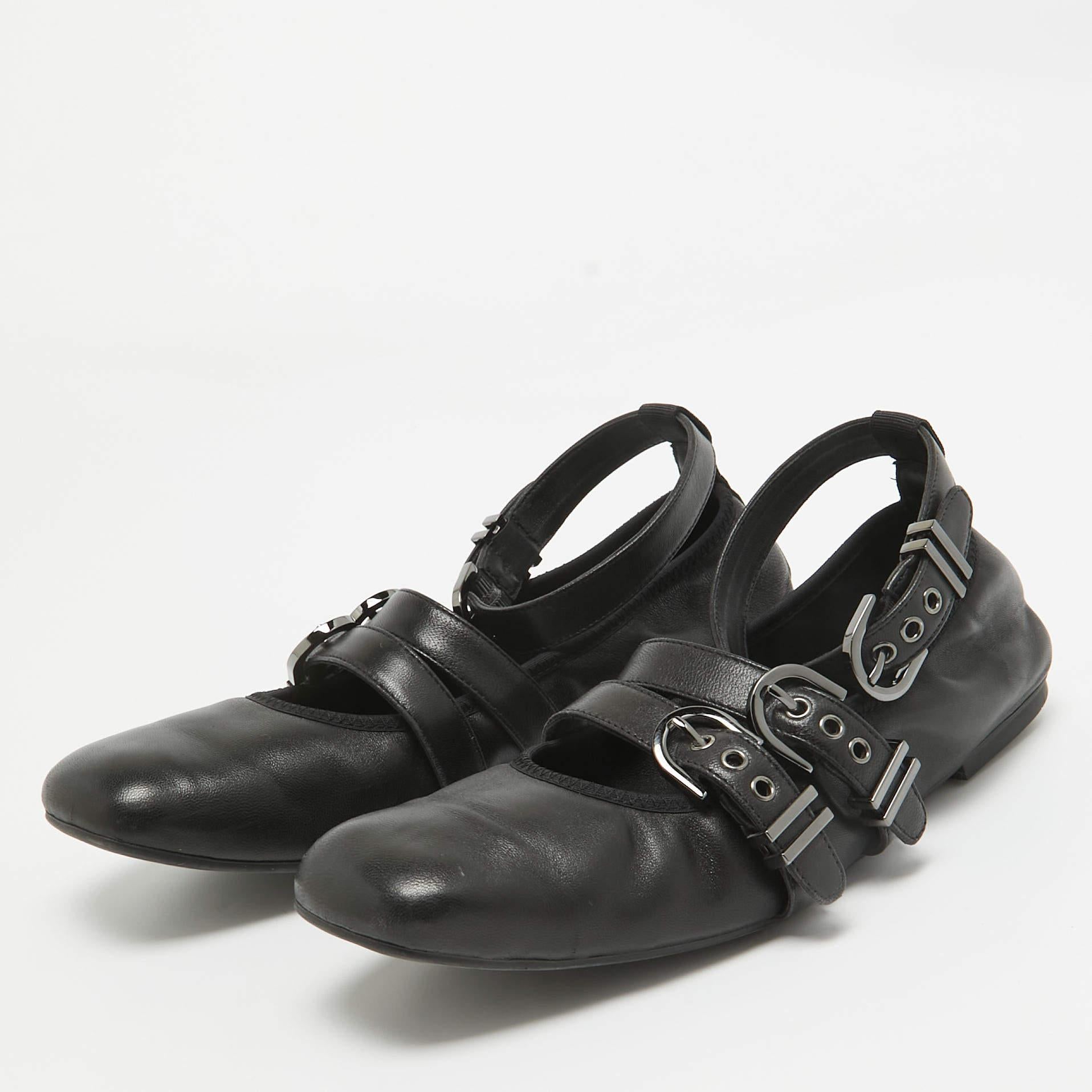 Komfort und müheloser Stil - ein Paar schicke Ballerinas dürfen in keiner Garderobe fehlen. Dieses Paar ist schön anzusehen und verfügt über Elemente wie eine bequeme Innensohle und eine haltbare Sohle.