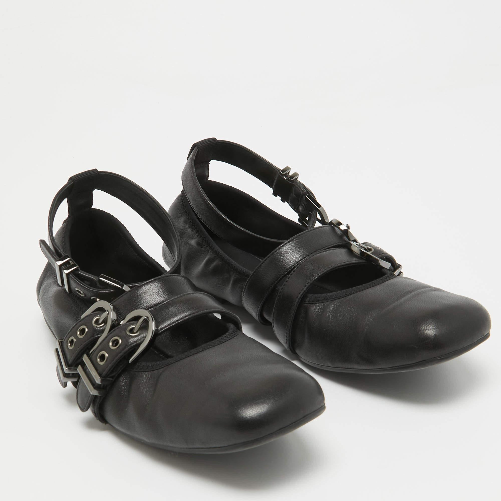 Stuart Weitzman Schwarze Ballettschuhe aus Leder mit Bolshoi-Schnalle und Schnalle Detail Größe 40 Damen im Angebot