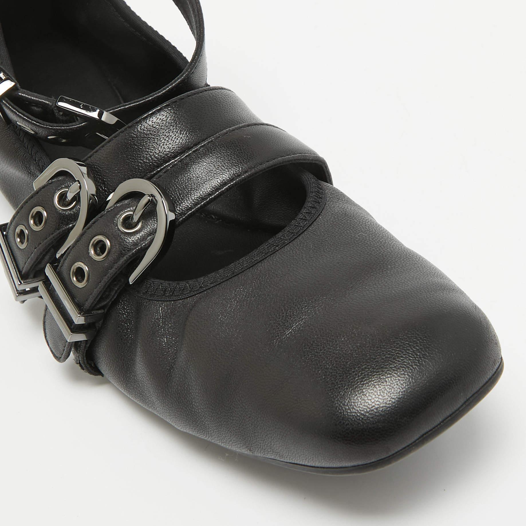 Stuart Weitzman Schwarze Ballettschuhe aus Leder mit Bolshoi-Schnalle und Schnalle Detail Größe 40 im Angebot 3