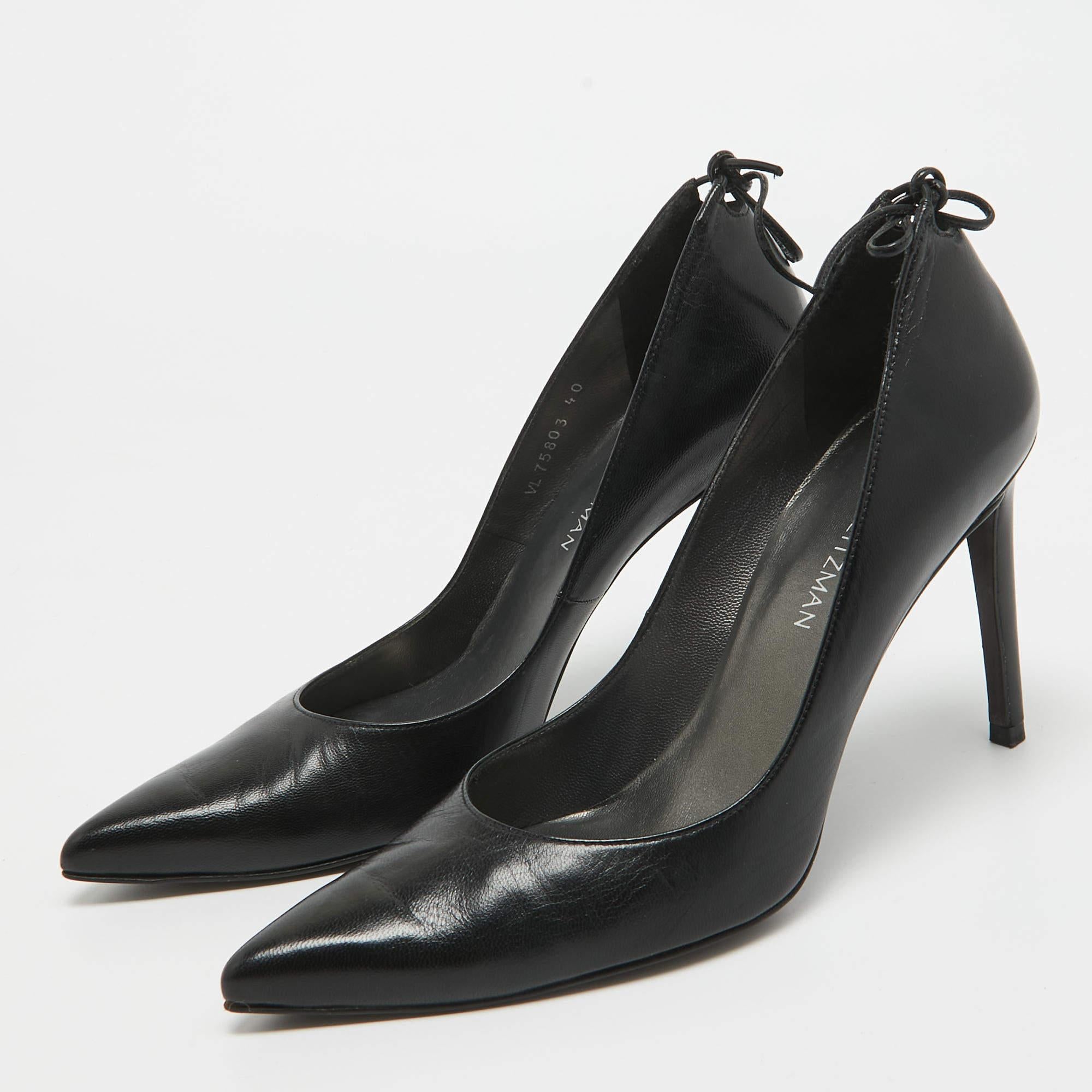 Des chaussures merveilleusement fabriquées ajoutées avec des éléments notables pour bien s'adapter et s'associer parfaitement à tous vos projets. Faites vôtres ces escarpins de créateurs dès aujourd'hui