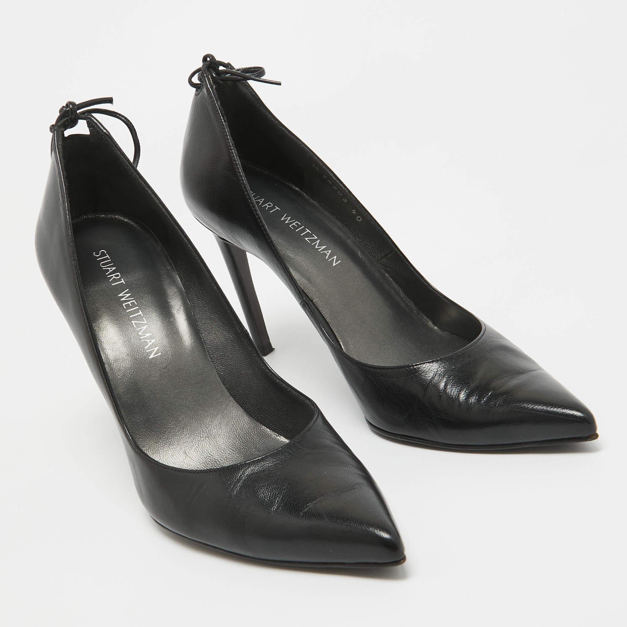 Stuart Weitzman - Escarpins à bout pointu en cuir noir avec nœud - Taille 40 Bon état - En vente à Dubai, Al Qouz 2