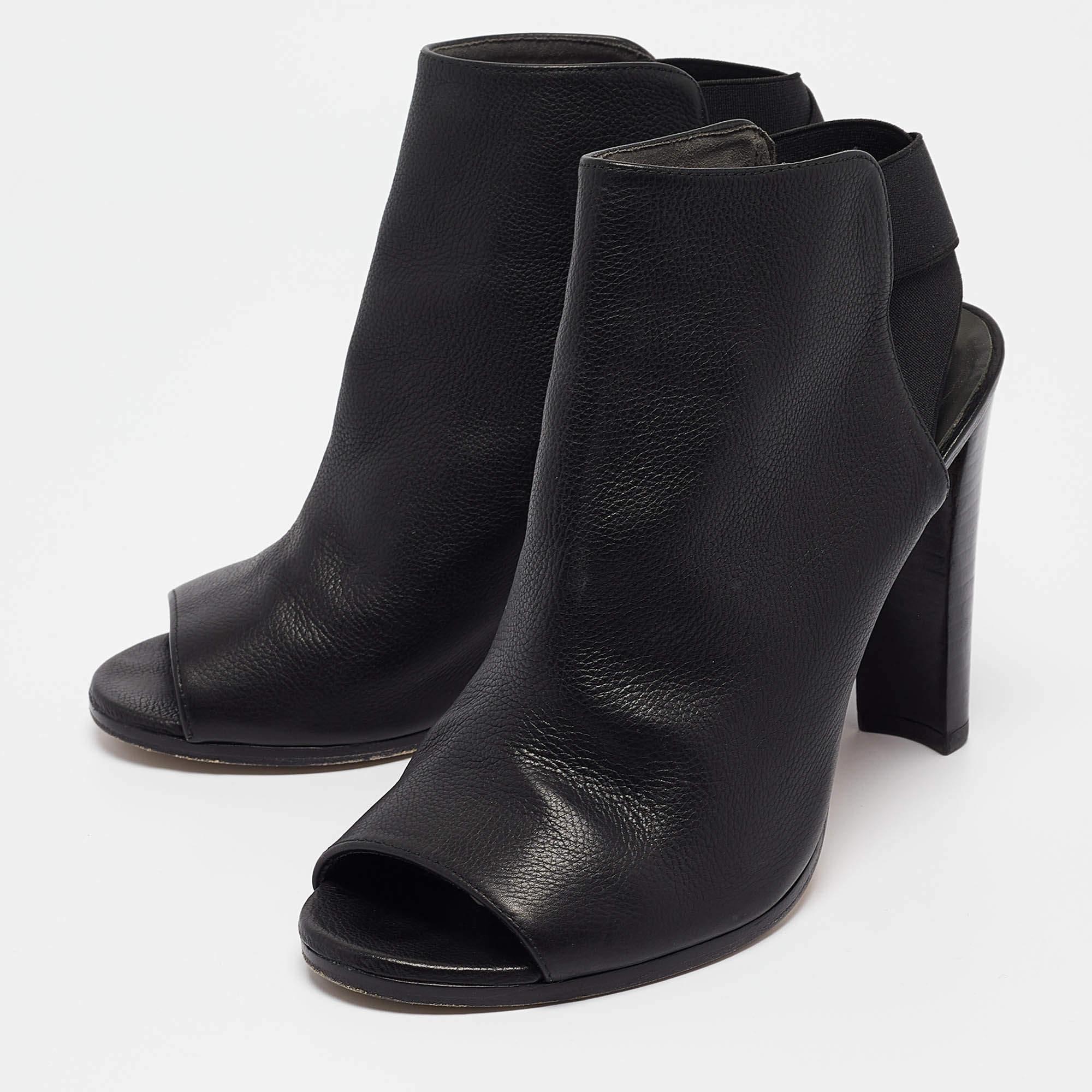 Complementa tu conjunto con estos auténticos botines Stuart Weitzman. Atemporales y con clase, tienen una construcción sorprendente para una calidad duradera y un ajuste cómodo.