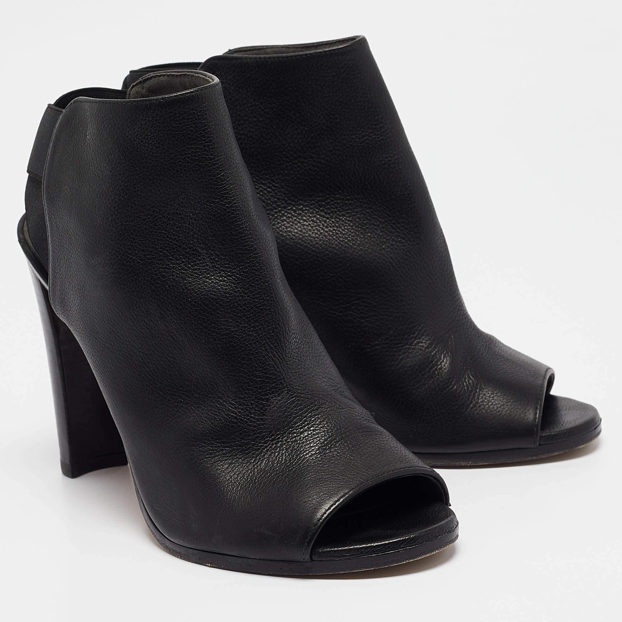 Stuart Weitzman Botines elásticos recortados de piel negra Talla 39 en Bueno estado para la venta en Dubai, Al Qouz 2