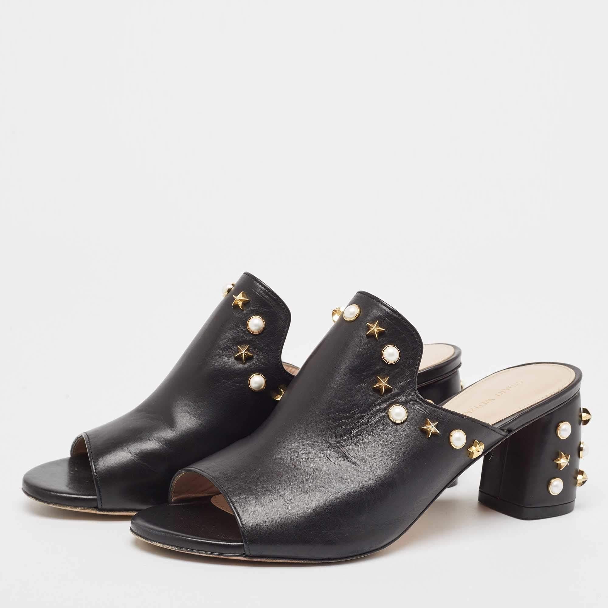 Mélange parfait de style luxueux et de confort, ces mules de créateurs sont fabriquées à partir de matériaux de qualité et encadrent vos pieds de la manière la plus élégante qui soit. Ils peuvent être associés à une multitude de tenues de votre