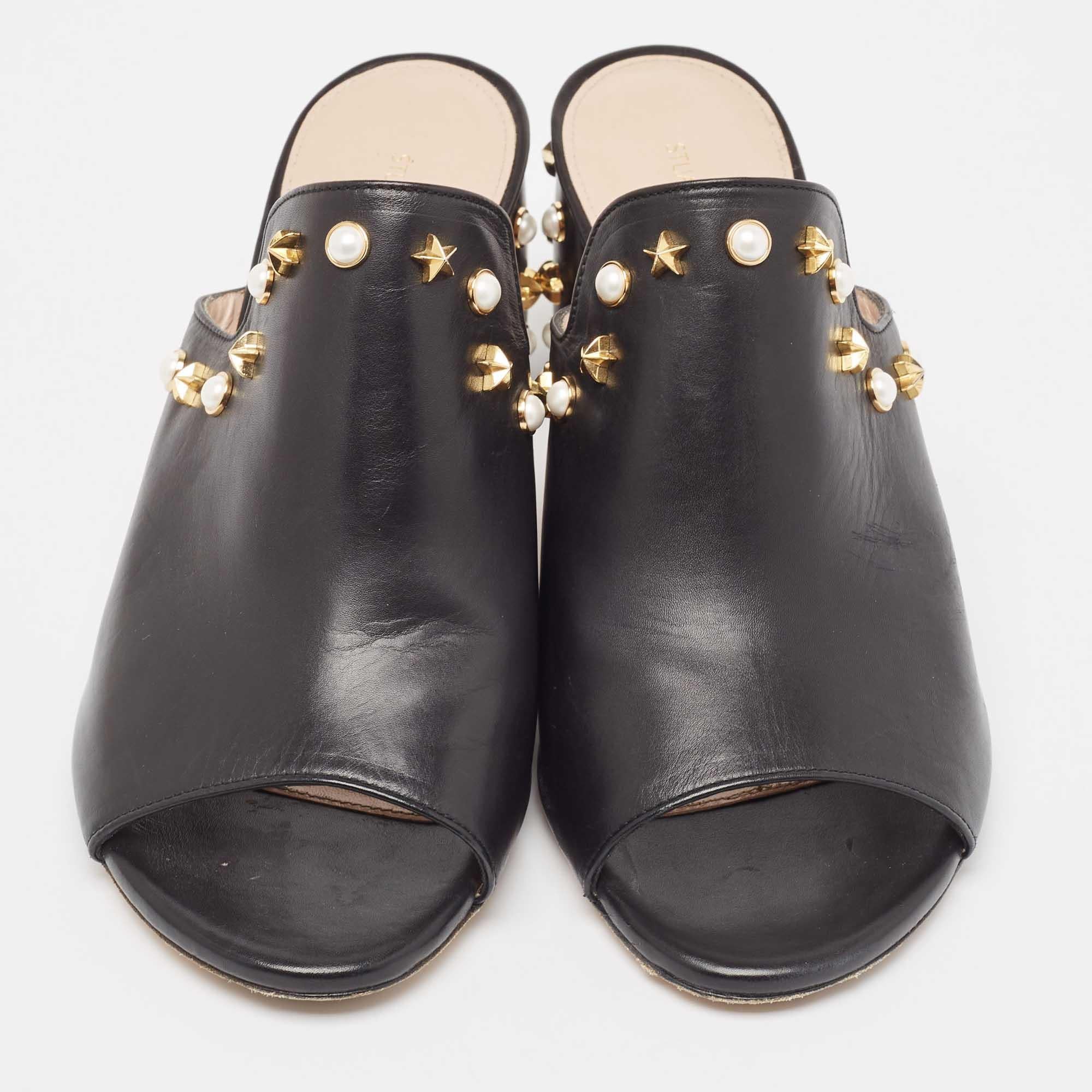 Noir Stuart Weitzman Mules en cuir noir avec ornements Taille 38.5 en vente