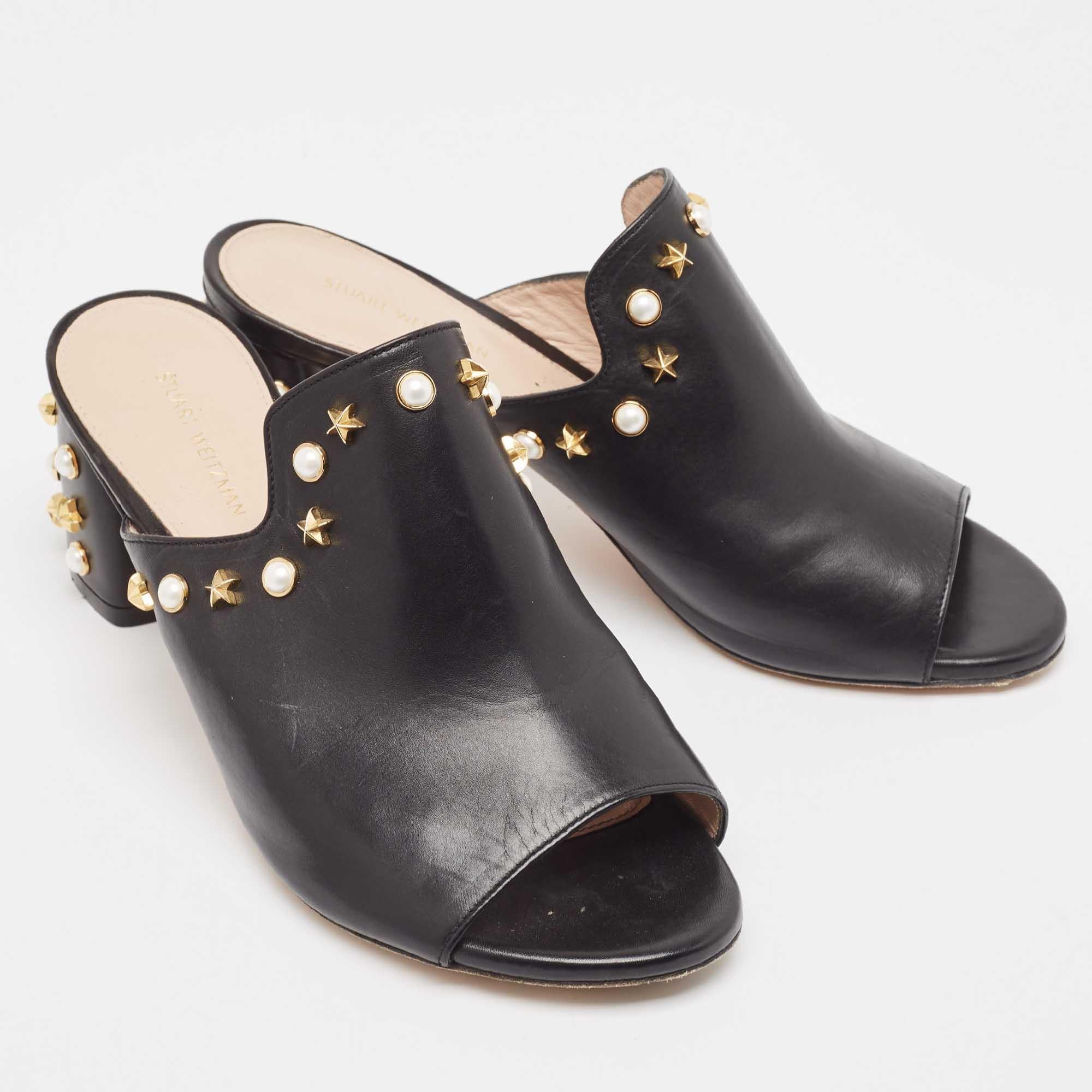 Stuart Weitzman Mules en cuir noir avec ornements Taille 38.5 Bon état - En vente à Dubai, Al Qouz 2