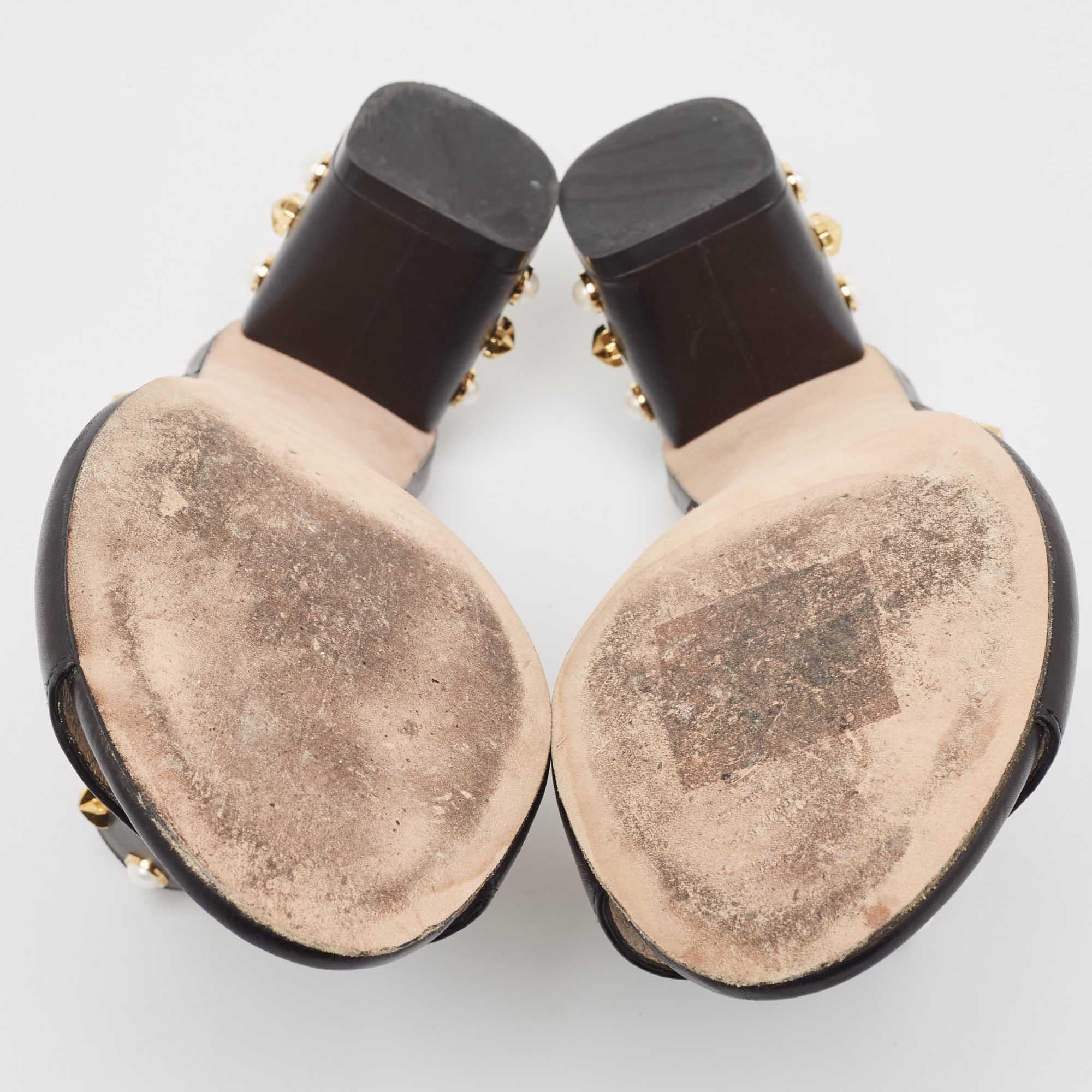 Stuart Weitzman Mules en cuir noir avec ornements Taille 38.5 en vente 1