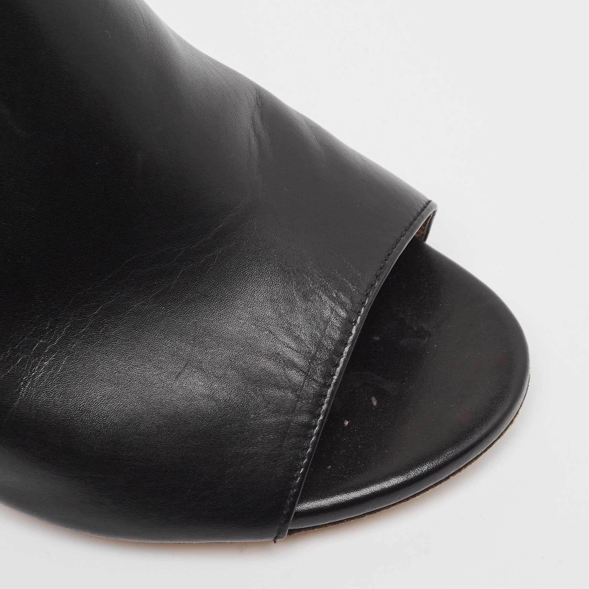 Stuart Weitzman Mules en cuir noir avec ornements Taille 38.5 en vente 2