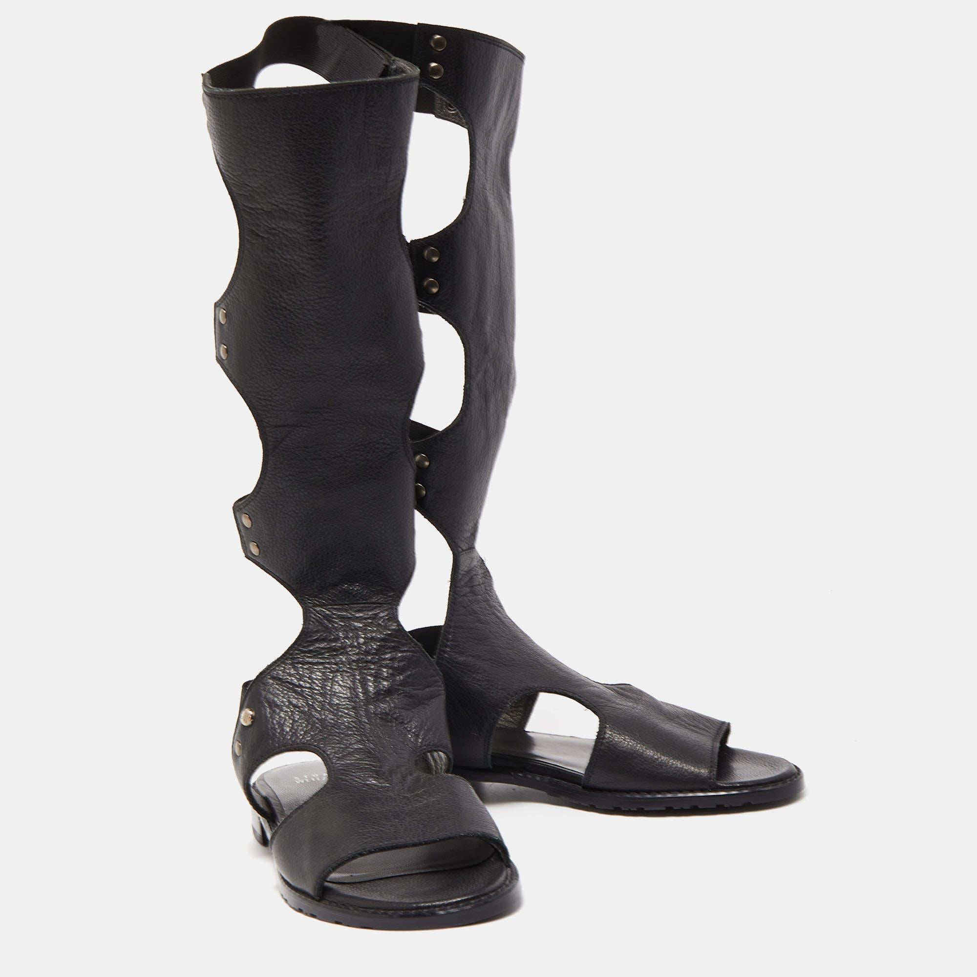 Stuart Weitzman Black Leather Gladiator Backview Sandals Size 35 In Excellent Condition For Sale In Dubai, Al Qouz 2