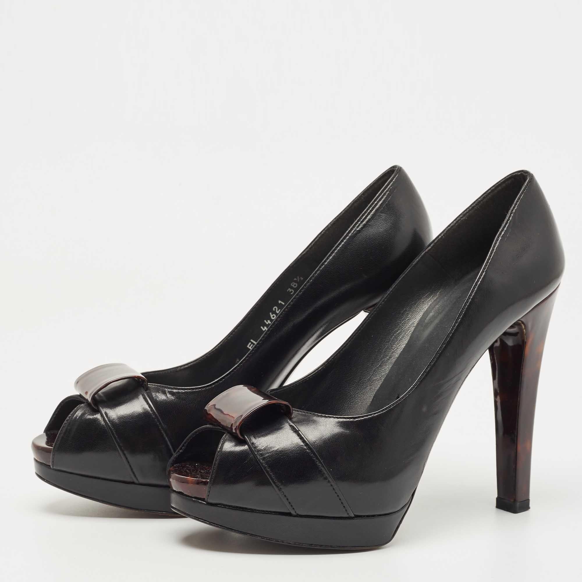 Faites preuve de chic avec ces escarpins de créateur. Ils présentent des talons robustes et des semelles durables, parfaits pour vos sorties à la mode.