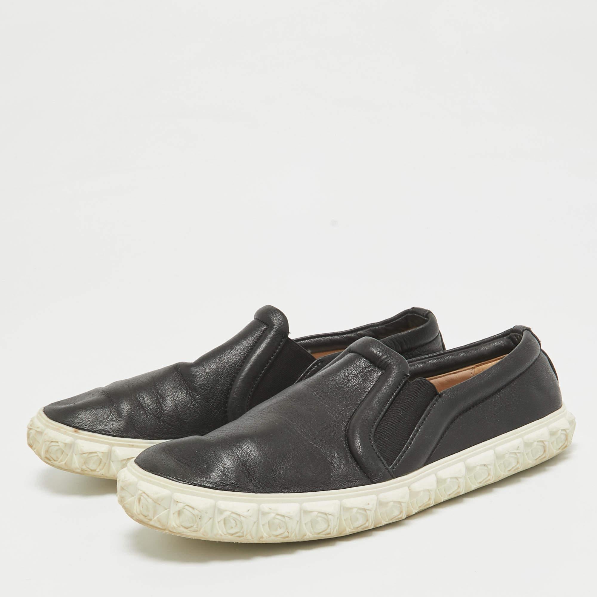 Présentées dans une silhouette classique, ces baskets de créateur sont une combinaison parfaite de luxe, de confort et de style. Ces baskets sont finies avec des détails de signature et des semelles confortables.