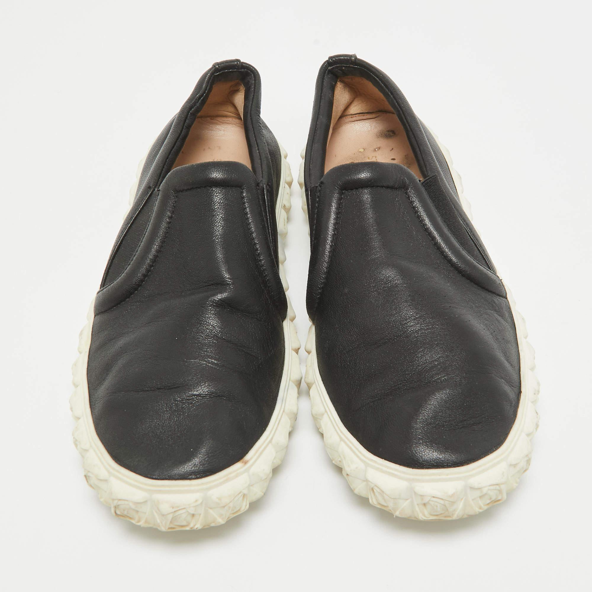 Noir Stuart Weitzman - Baskets à enfiler en cuir noir - Taille 38,5 en vente