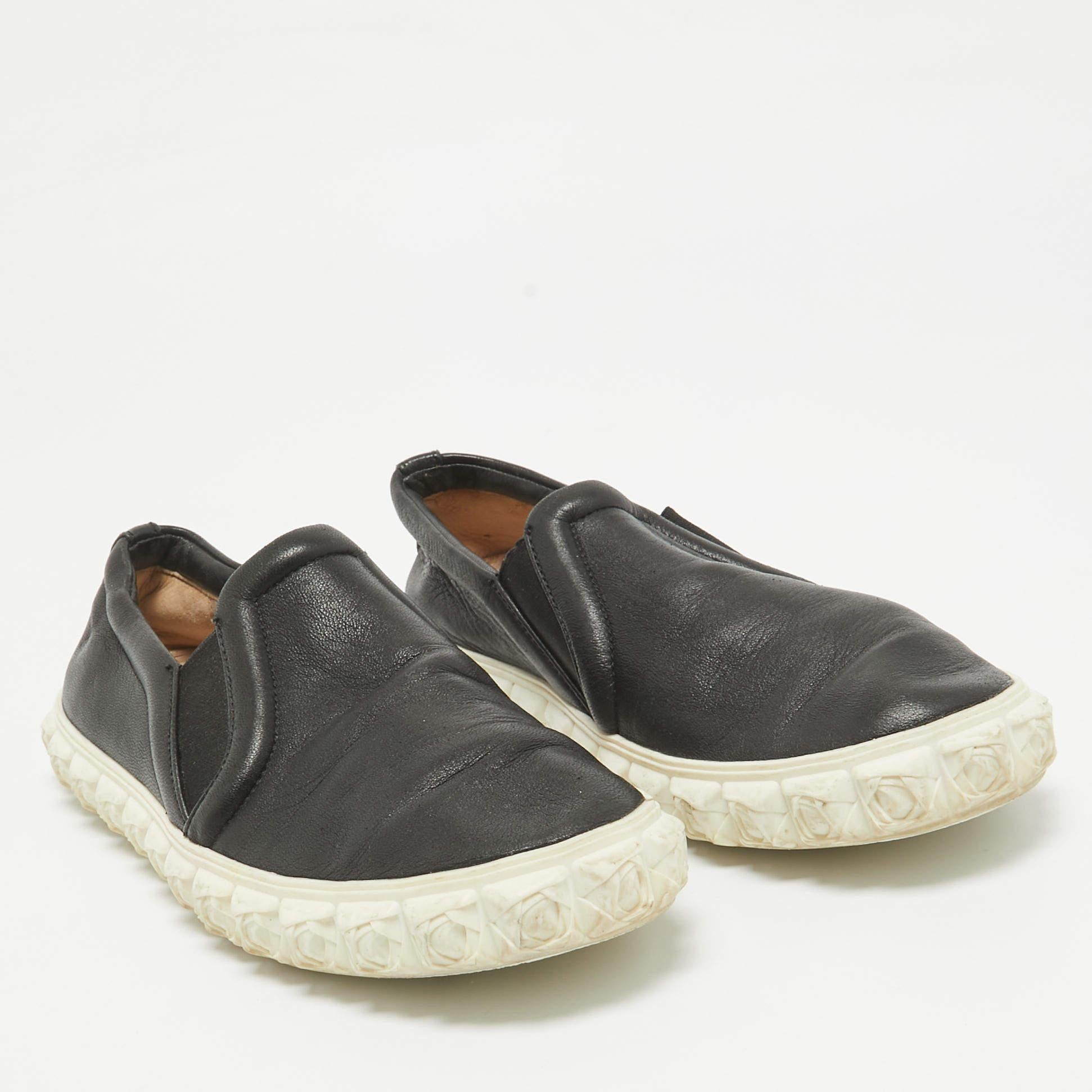 Stuart Weitzman - Baskets à enfiler en cuir noir - Taille 38,5 État moyen - En vente à Dubai, Al Qouz 2