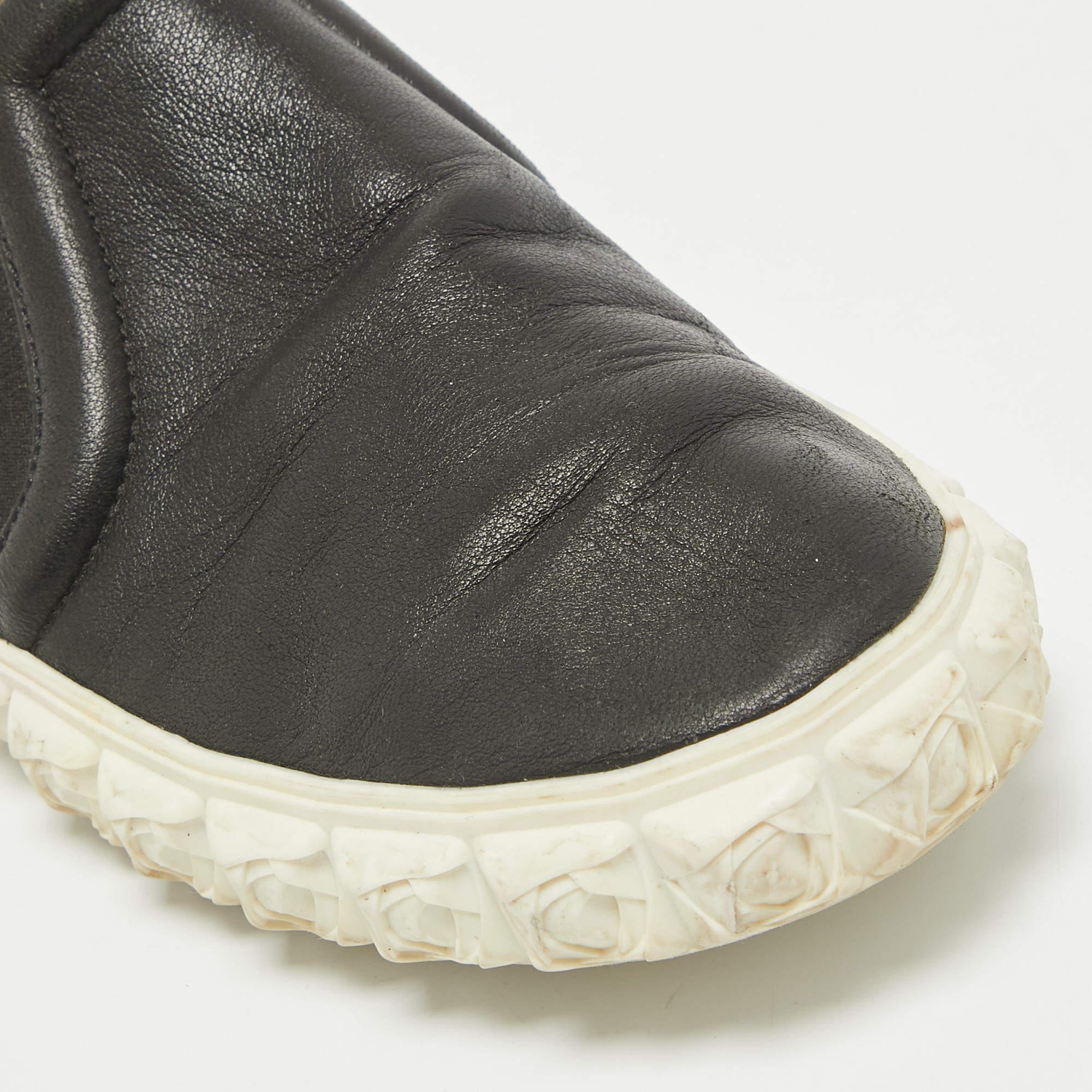 Stuart Weitzman - Baskets à enfiler en cuir noir - Taille 38,5 en vente 2