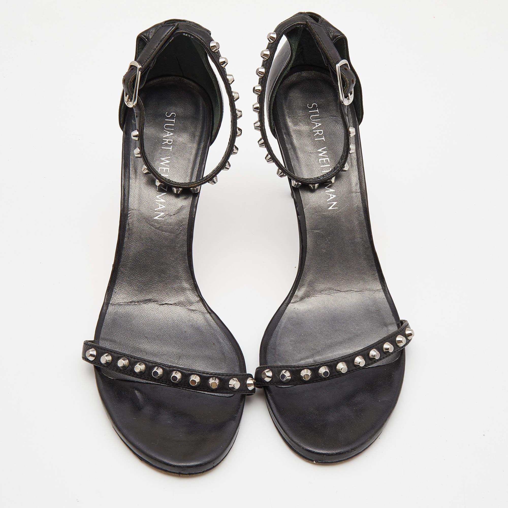 Noir Stuart Weitzman Sandales cloutées en cuir noir Taille 39 en vente
