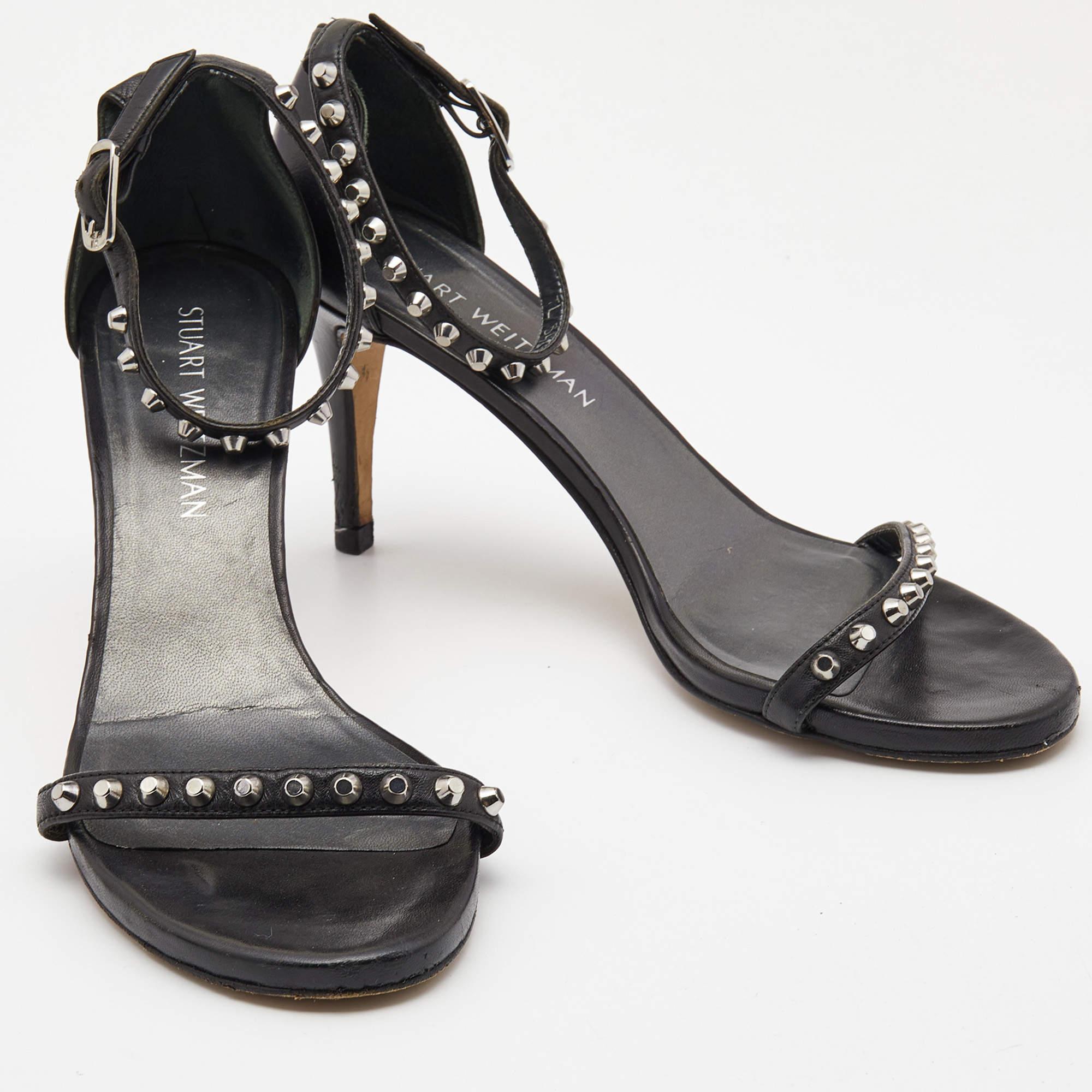 Stuart Weitzman Sandales cloutées en cuir noir Taille 39 Bon état - En vente à Dubai, Al Qouz 2