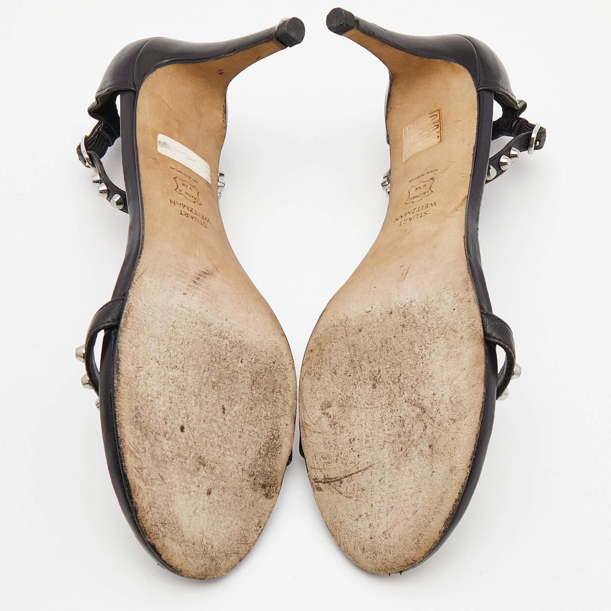 Stuart Weitzman Sandales cloutées en cuir noir Taille 39 en vente 1