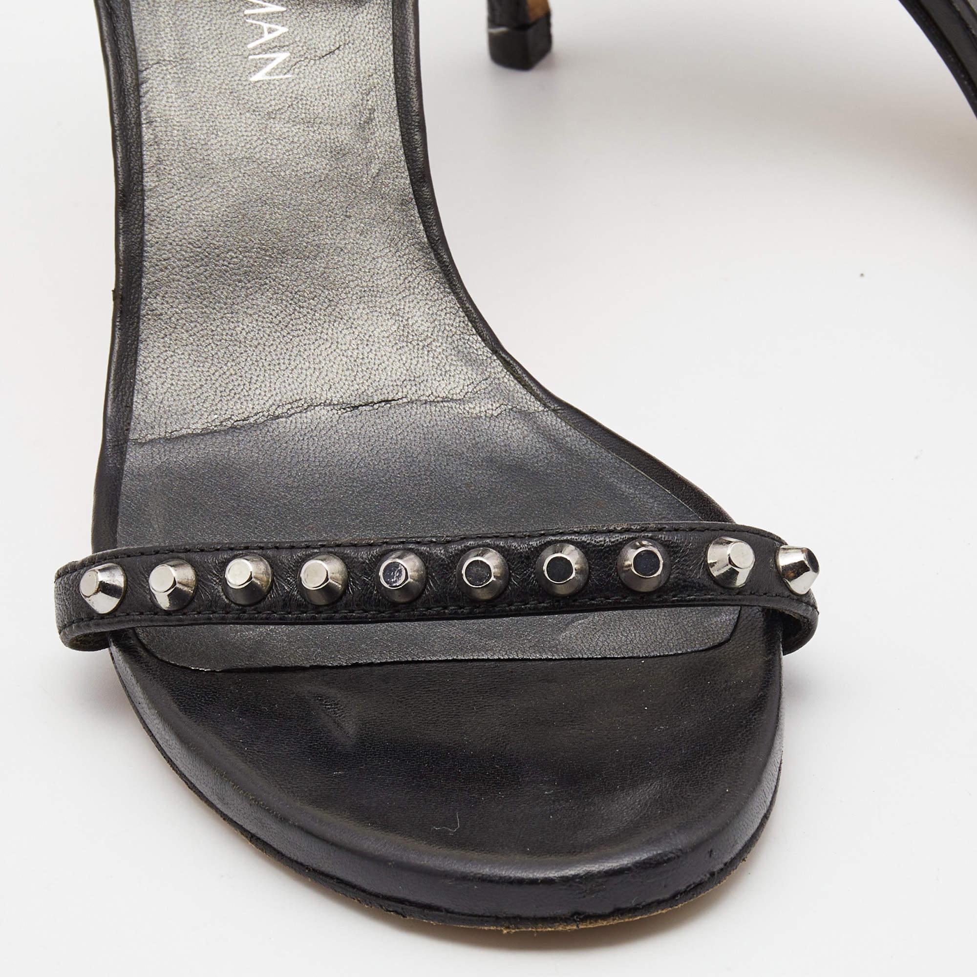 Stuart Weitzman Sandales cloutées en cuir noir Taille 39 en vente 2