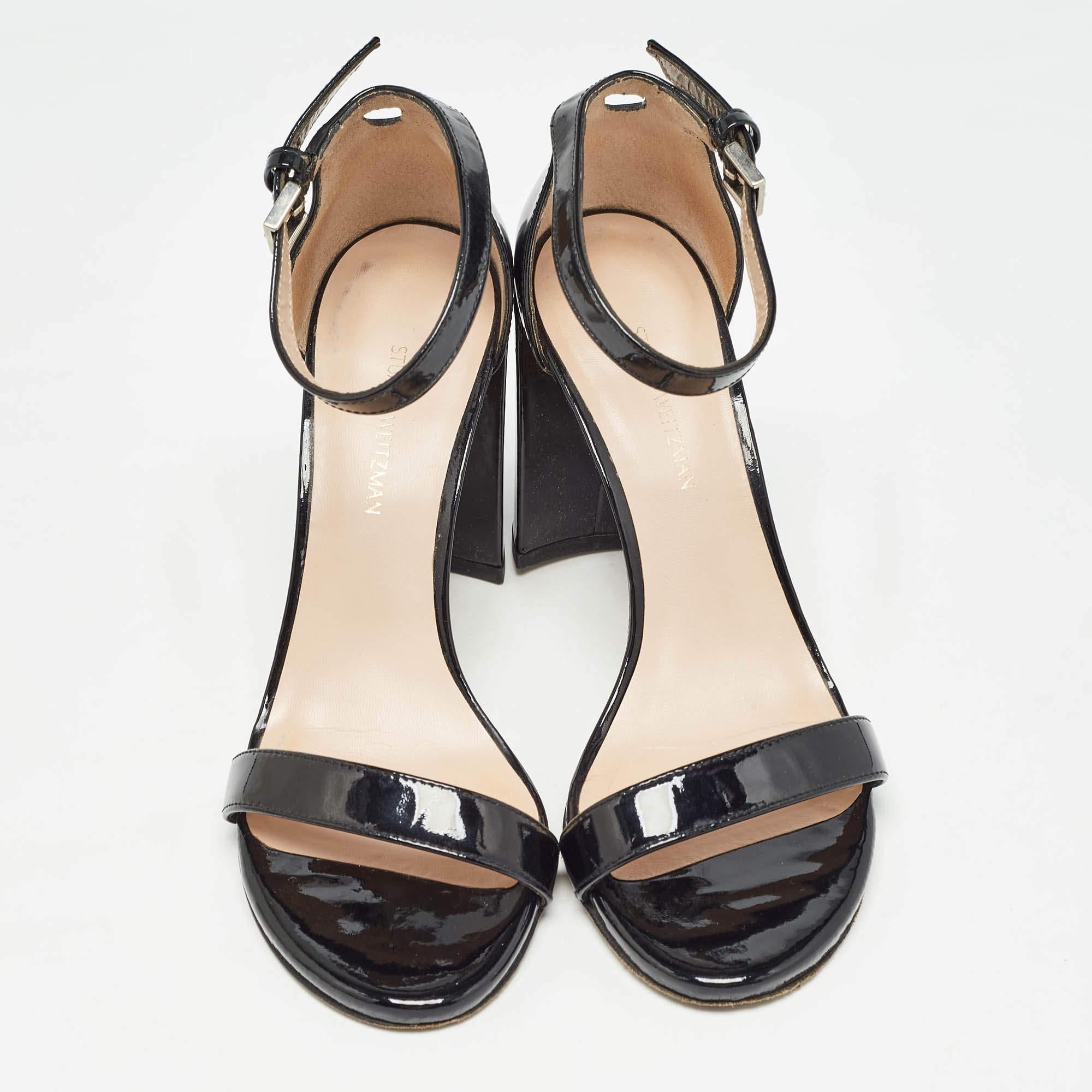 Noir Stuart Weitzman - Sandales à lanières à chevilles vernies noires, taille 39,5 en vente