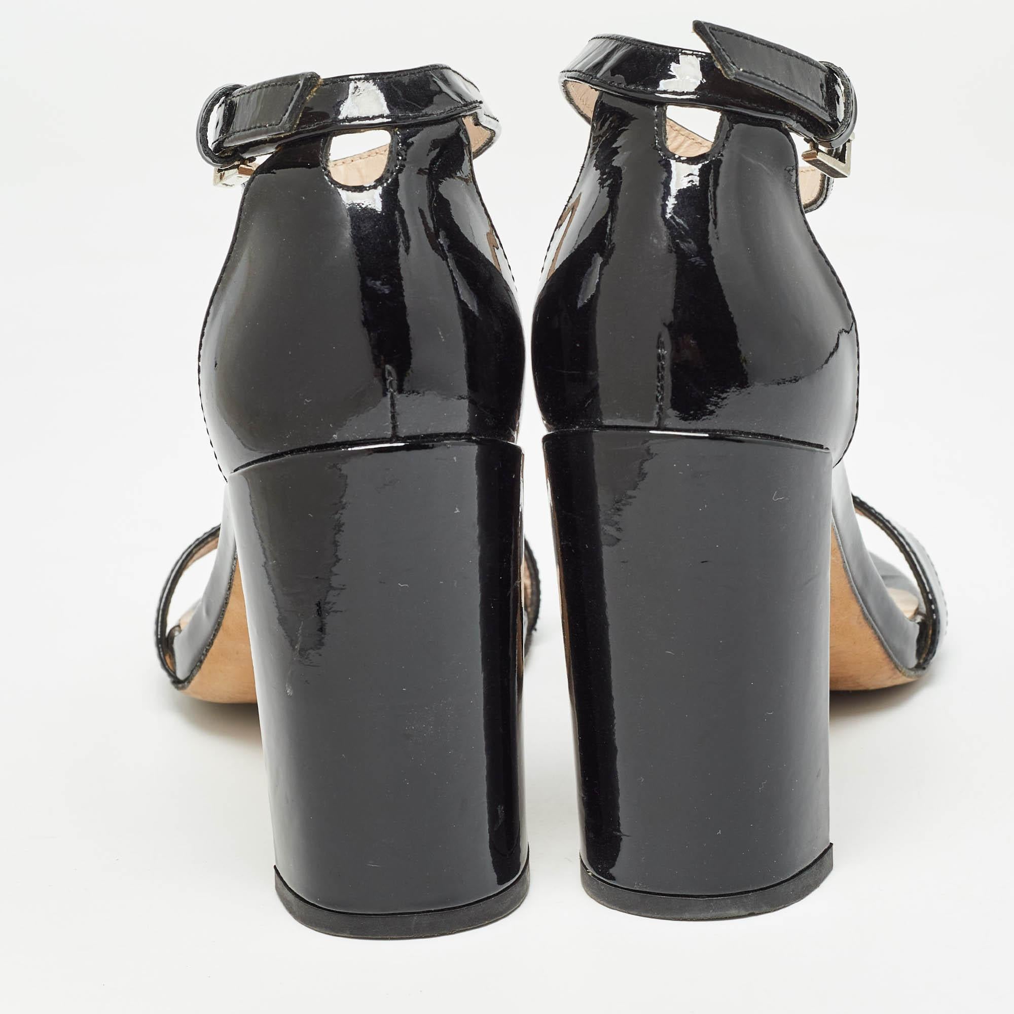 Stuart Weitzman - Sandales à lanières à chevilles vernies noires, taille 39,5 Pour femmes en vente