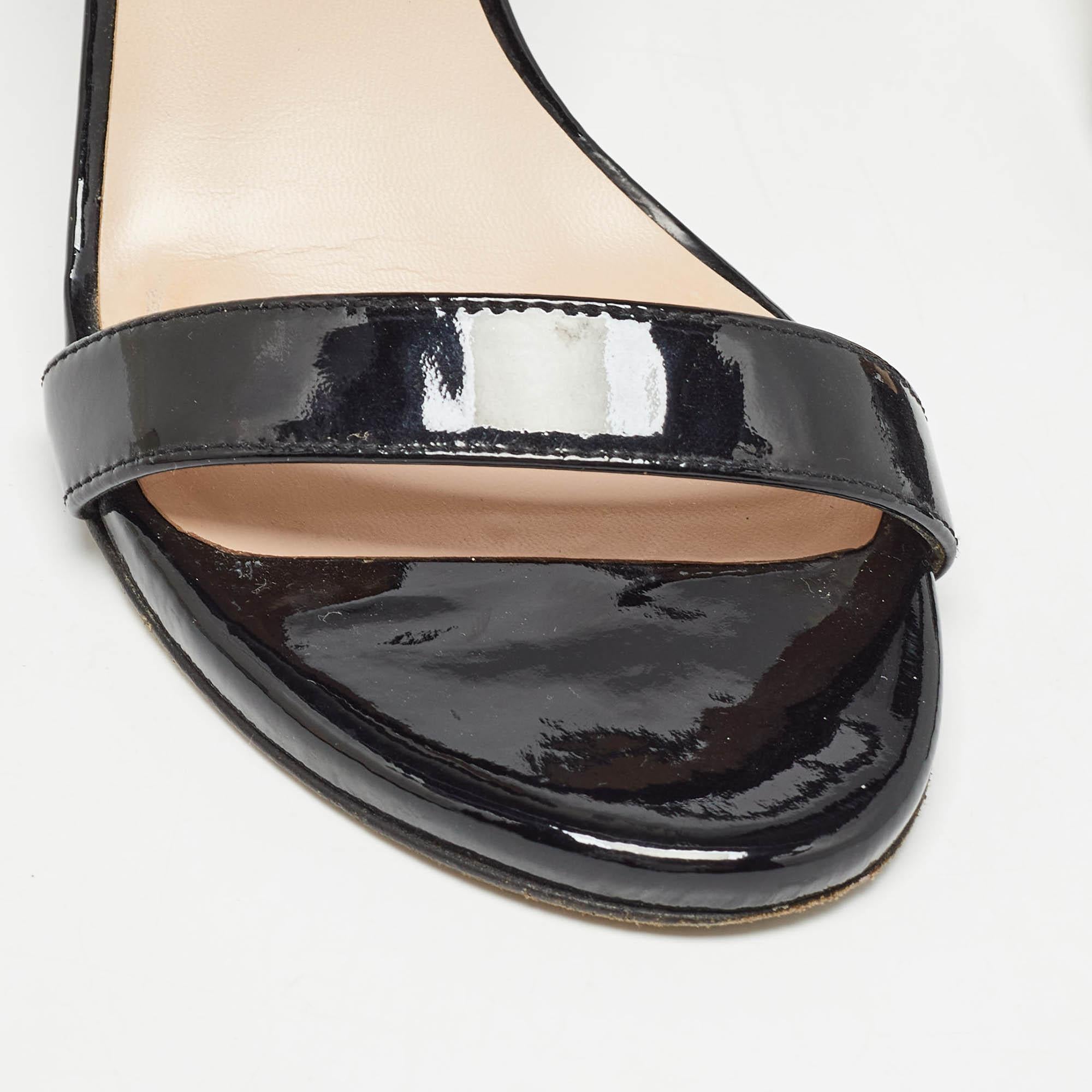 Stuart Weitzman - Sandales à lanières à chevilles vernies noires, taille 39,5 en vente 2