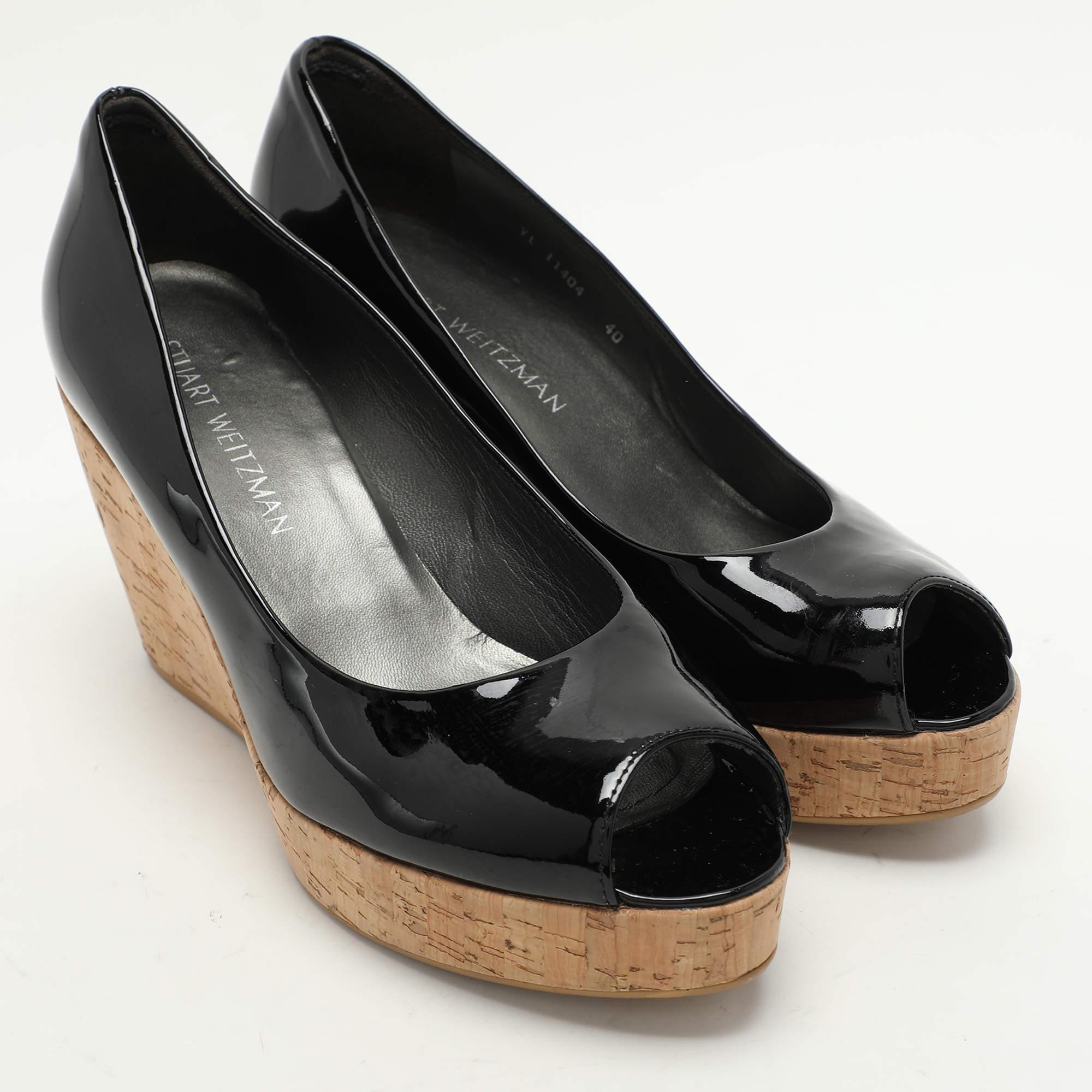 Stuart Weitzman Chaussures à talons compensés en cuir verni noir Taille 40 Bon état - En vente à Dubai, Al Qouz 2