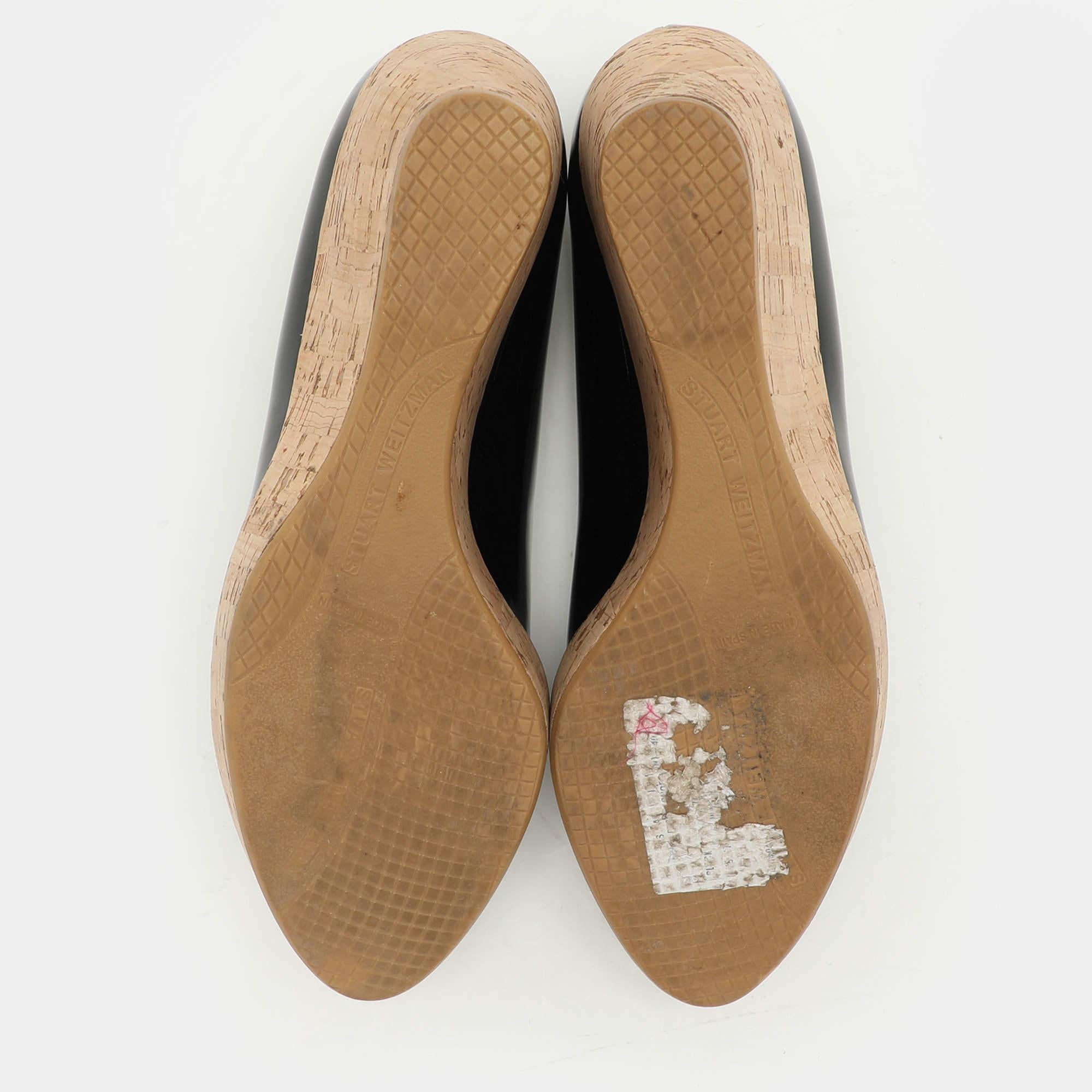 Stuart Weitzman Chaussures à talons compensés en cuir verni noir Taille 40 en vente 1