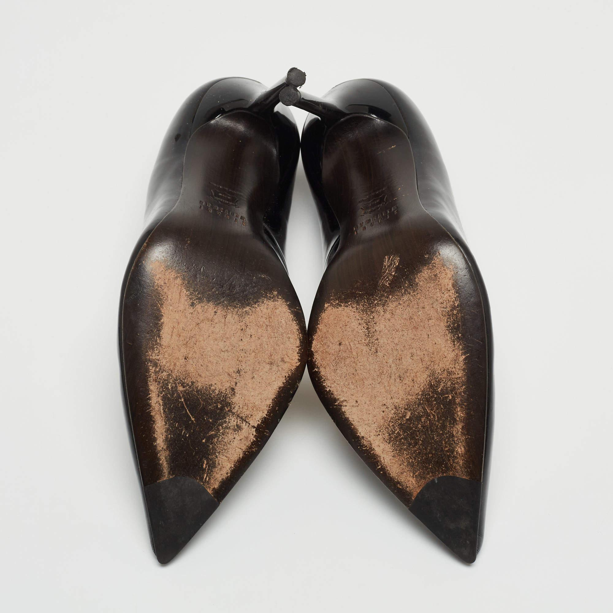 Stuart Weitzman - Escarpins à bout pointu en cuir verni noir Taille 36,5 en vente 1
