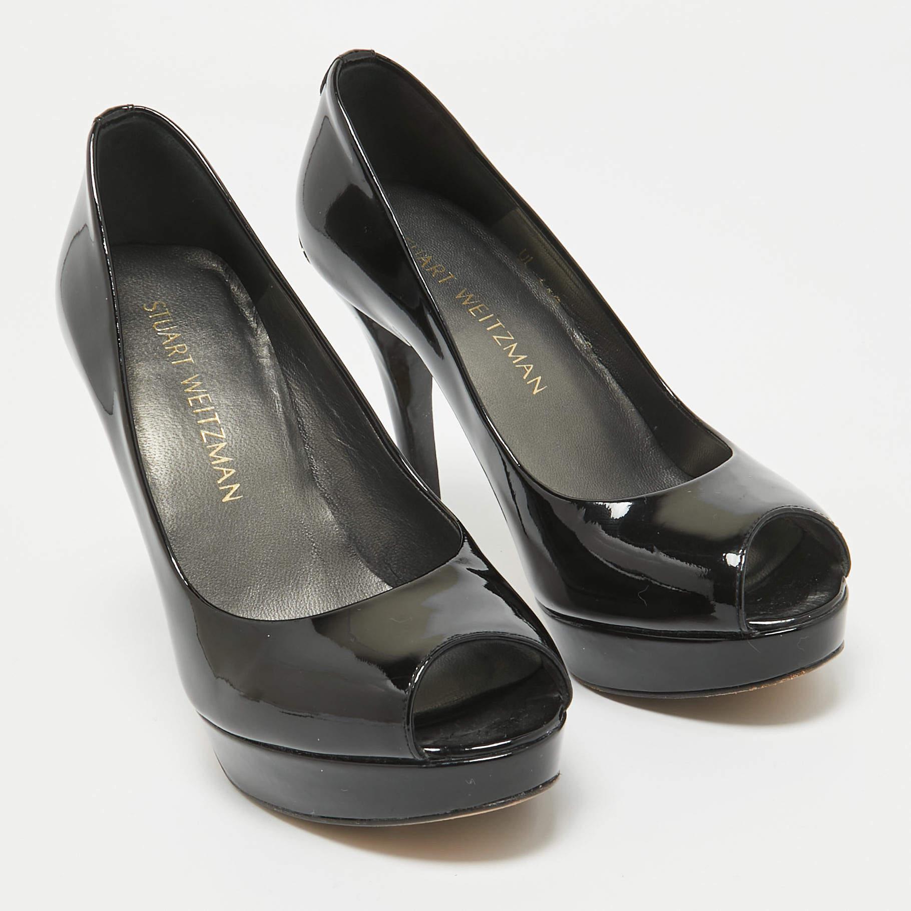Stuart Weitzman Bombas de punta de charol negro talla 36 en Bueno estado para la venta en Dubai, Al Qouz 2