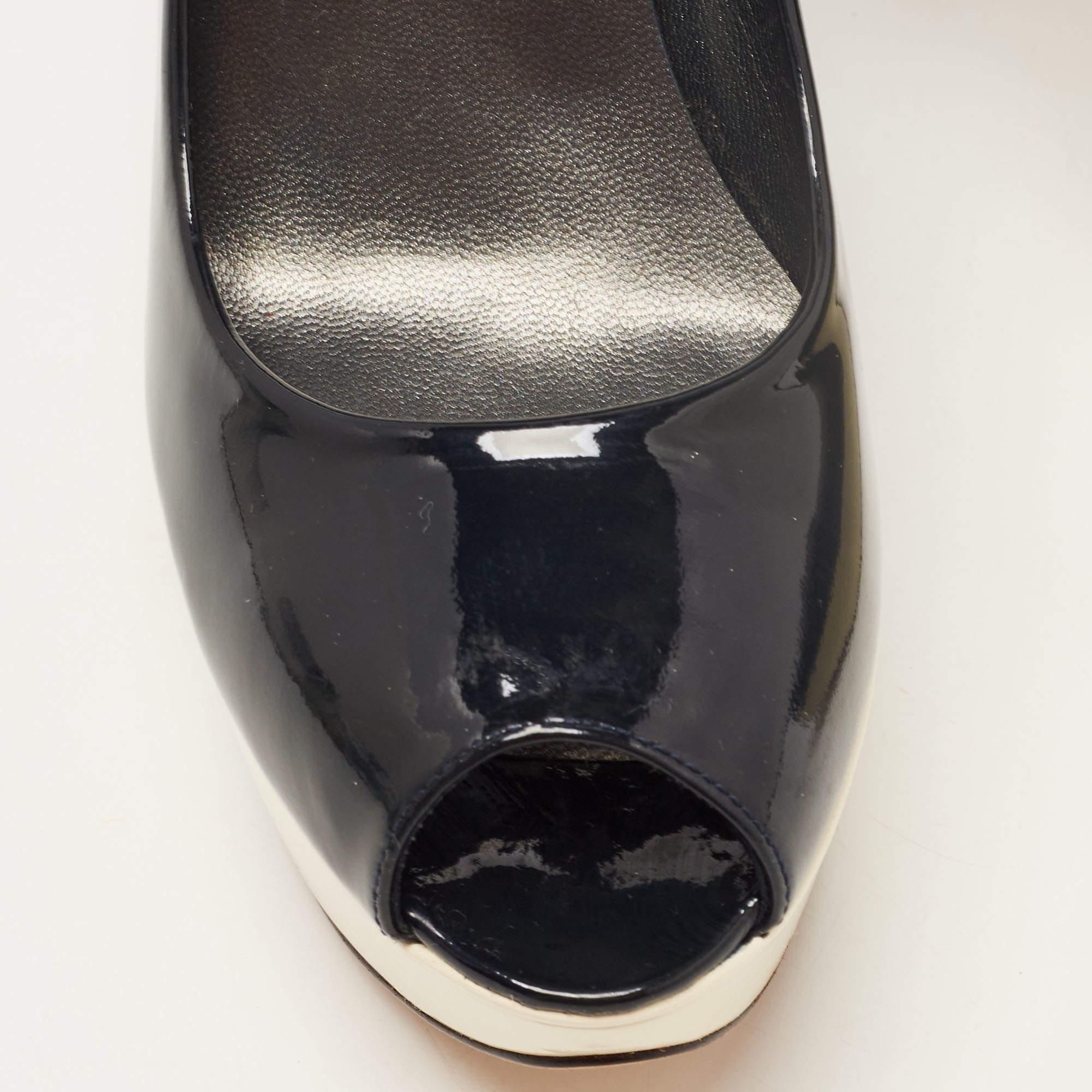 Stuart Weitzman escarpins à plateforme en cuir verni noir Taille 35.5 en vente 2