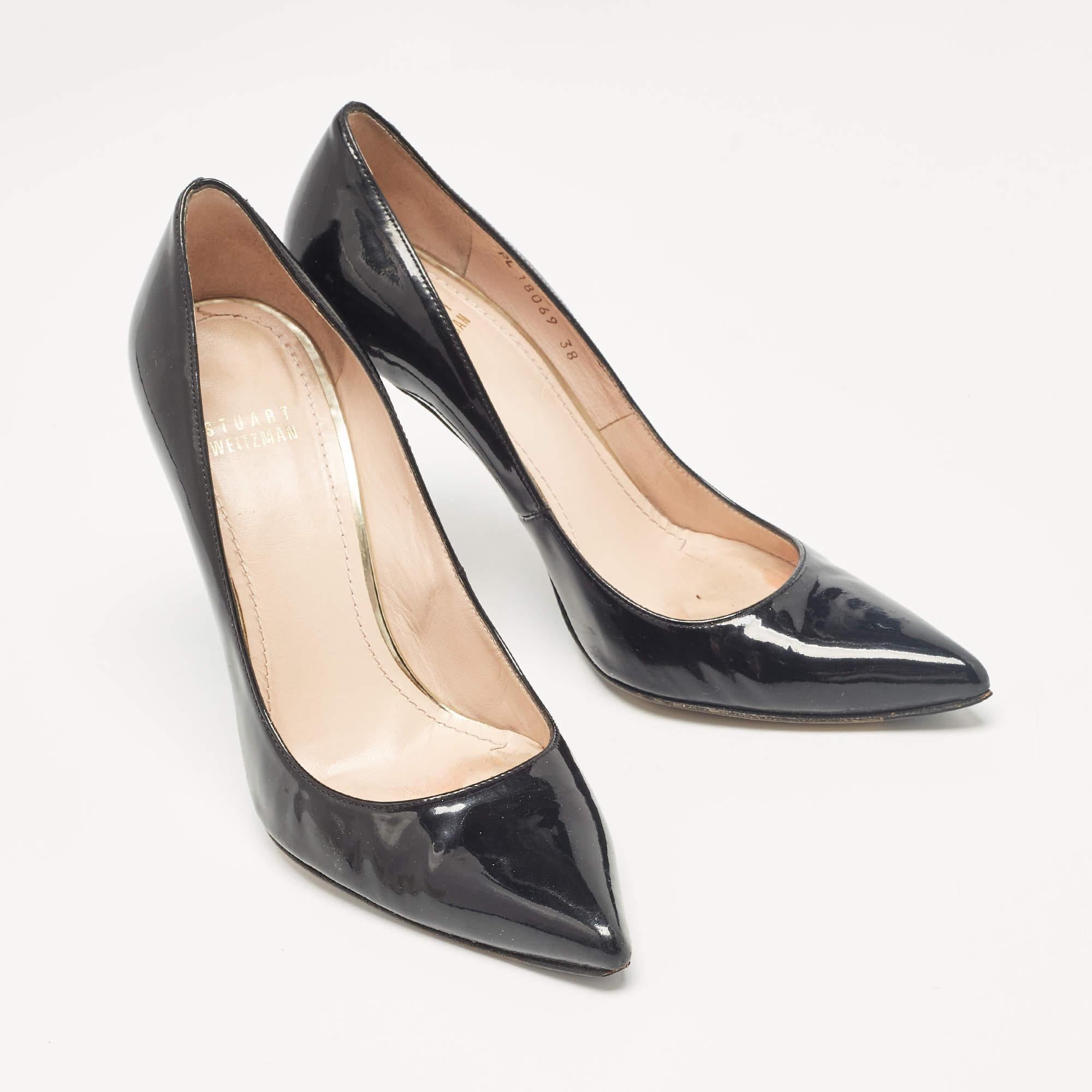 Stuart Weitzman Escarpins à bout pointu en cuir verni noir Taille 38 État moyen - En vente à Dubai, Al Qouz 2